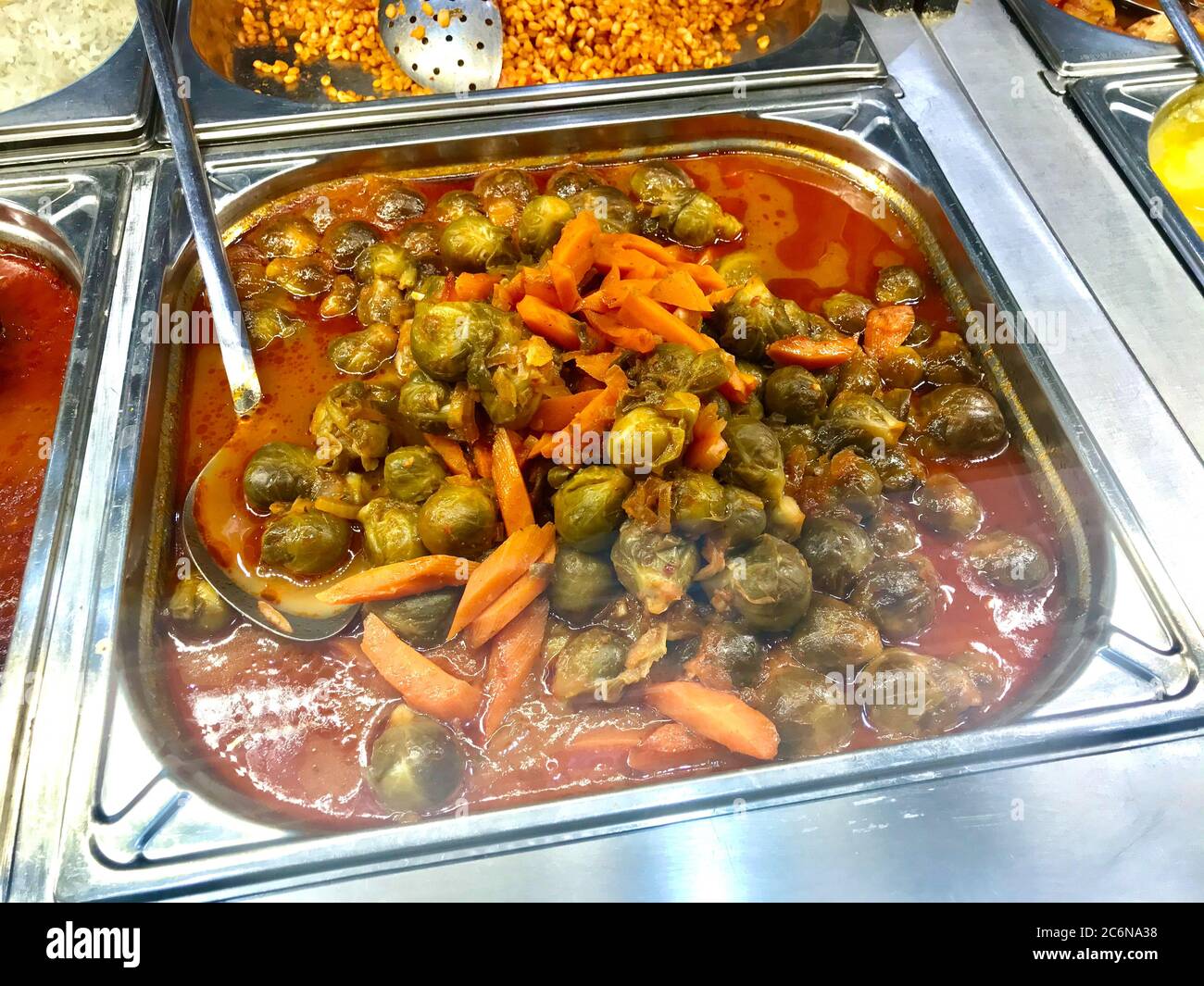 Lokale türkische Restaurant-Stil gesunde Bio Vegan Vegetarisch Hot Brussel Sprossen Essen mit Karotten und Tomatenpaste. Bereit zum Essen. Stockfoto