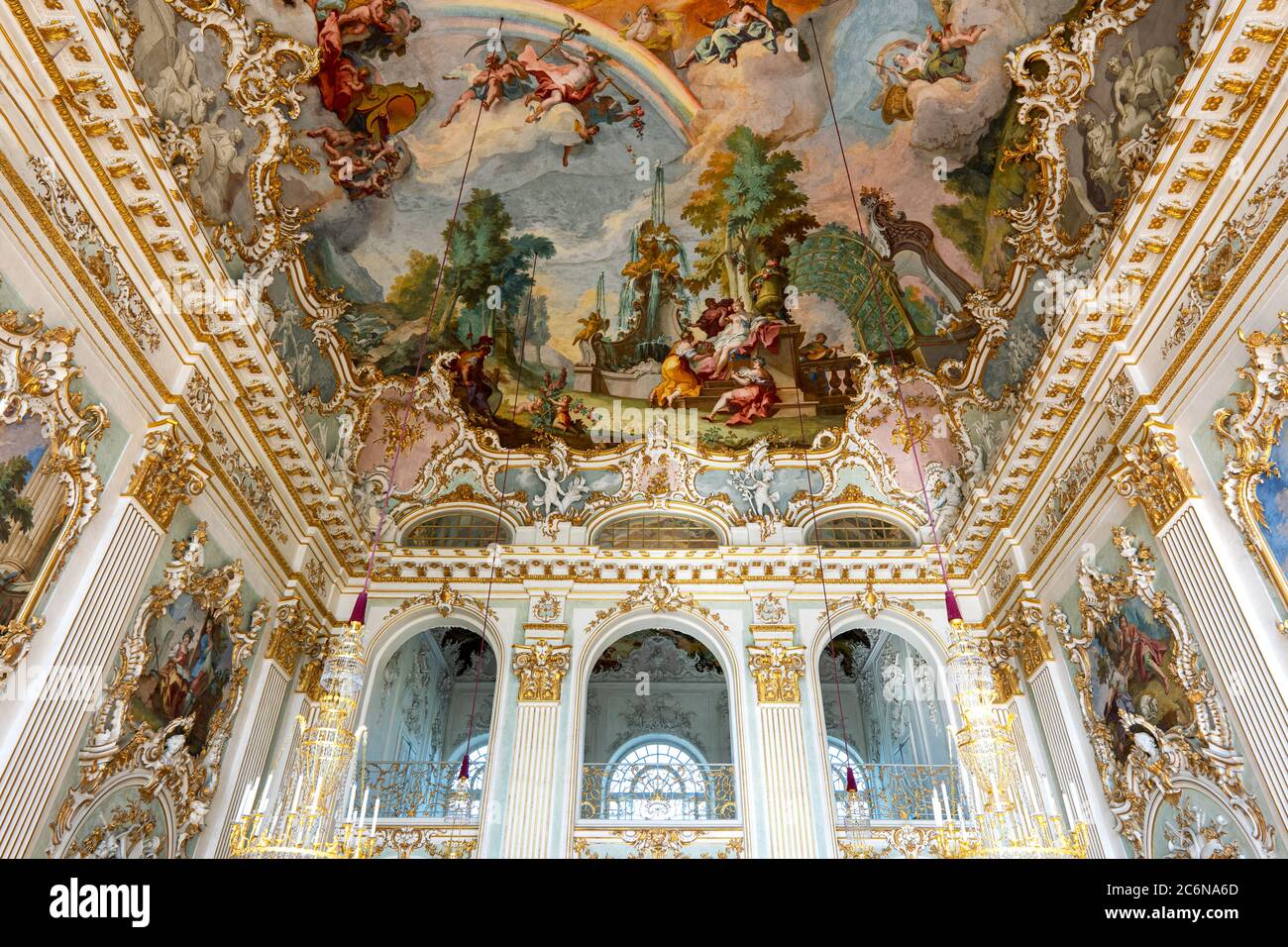 München. Deutschland - 27. Juli 2018: Schloss Nymphenburg, die Fresken des Gewölbes des Großen Saals Stockfoto