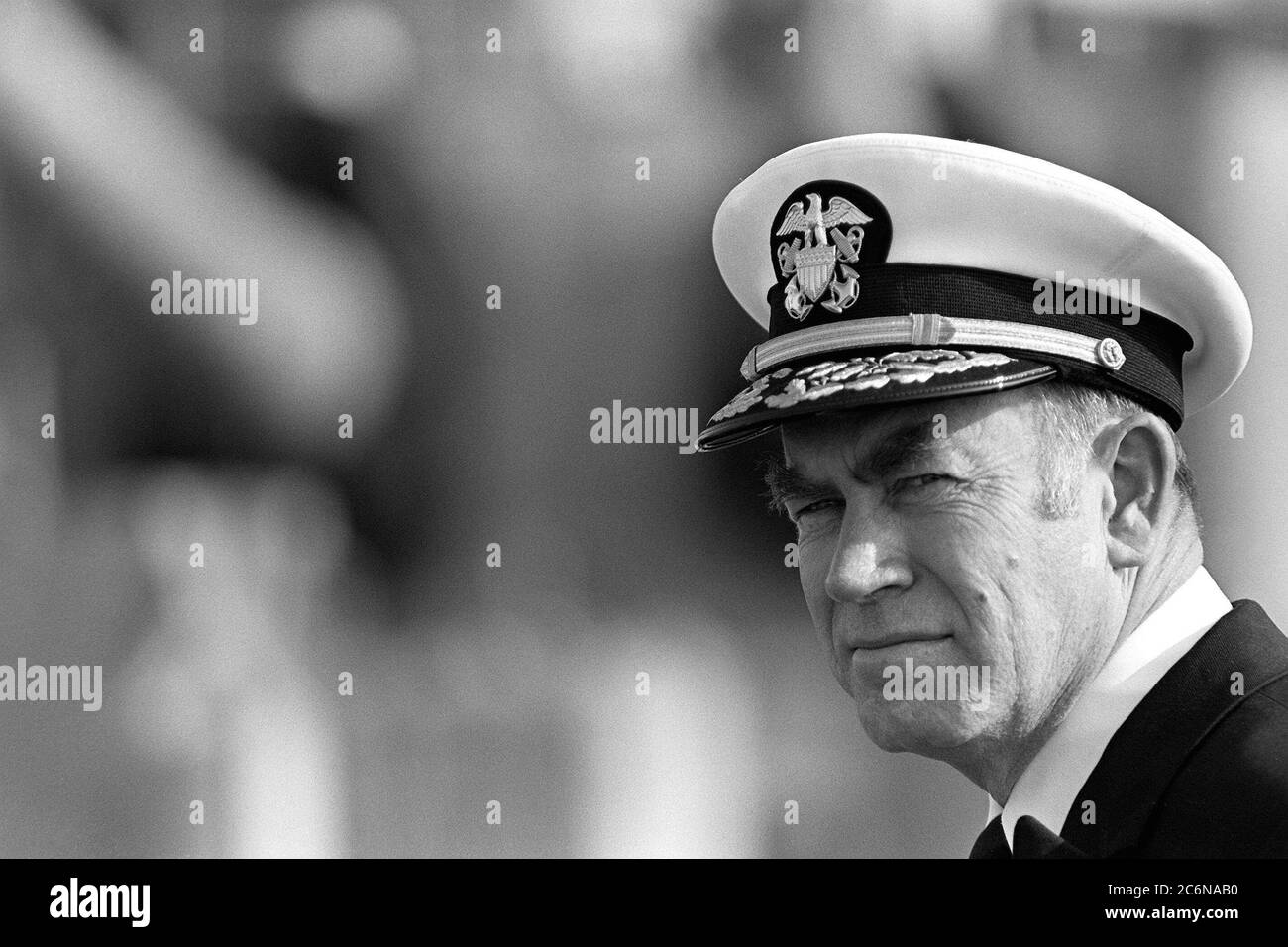 In dieser Datei Foto vom 30. Dezember 1986, ADM. Frank B. Kelso II, Oberbefehlshaber der US-Atlantikflotte, tourte durch das Schlachtschiff USS Iowa (BB 61). Kelso, 79, starb am Sonntag, 23. Juni 2013, nach Verletzungen, die durch einen Sturz früher in der Woche erlitten wurden. Kelso, ein gebürtiger Fayetteville, Tennessee, diente als Chef der Naval Operations vom 29. Juni 1990 bis zum 23. April 1994 Stockfoto