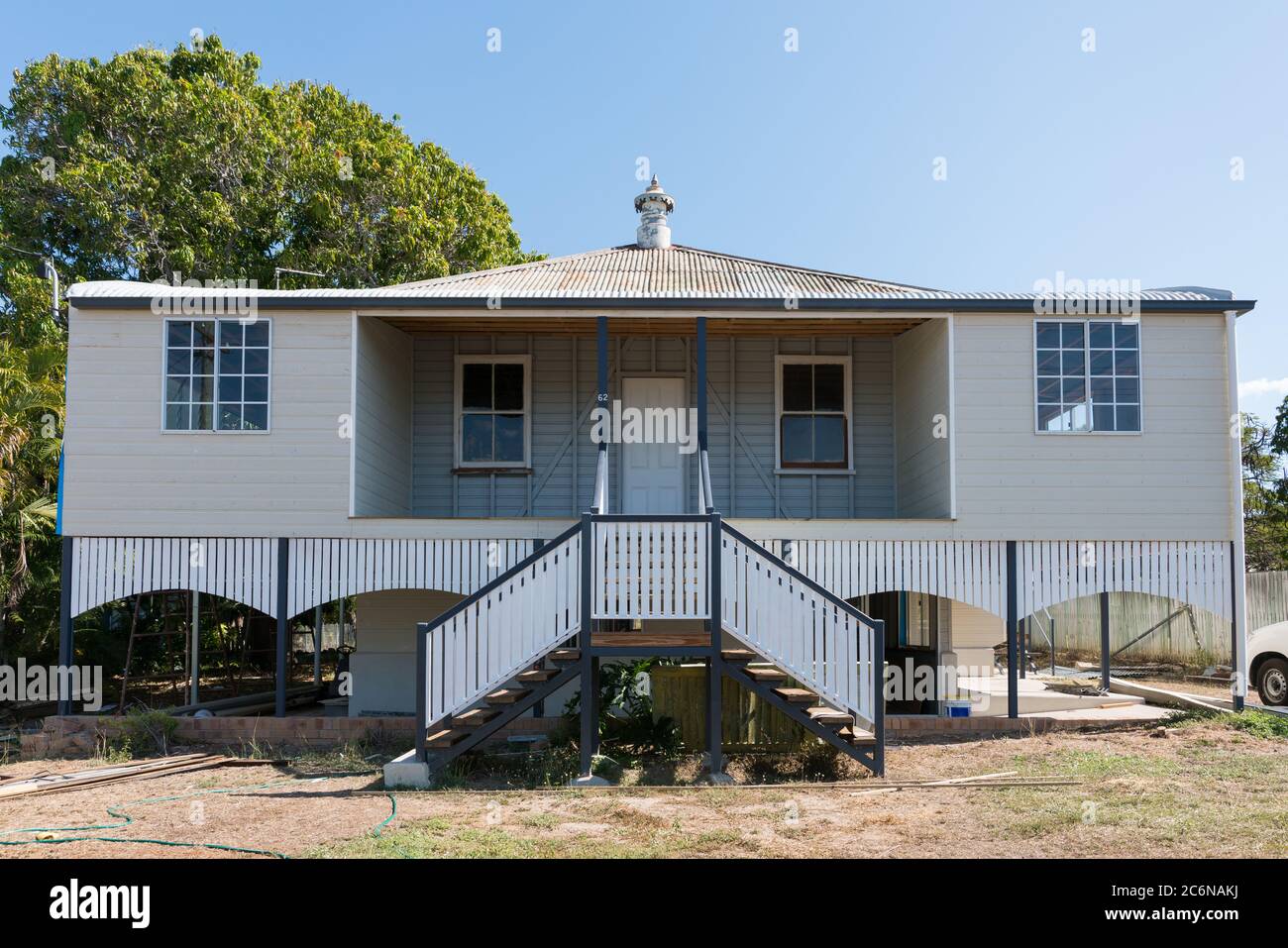 Altes Haus im Queenslander Stil, renoviert mit neuen Treppen, Wänden und Fenstern Stockfoto