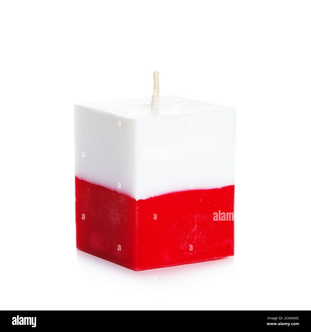 Dekorative handgemachte Kerze isoliert auf weißem Hintergrund.  Würfelförmige Erinnerungskerze als polnische Staatsflagge und Landsymbol.  Rechteckige Würfel-Blöcke Stockfotografie - Alamy