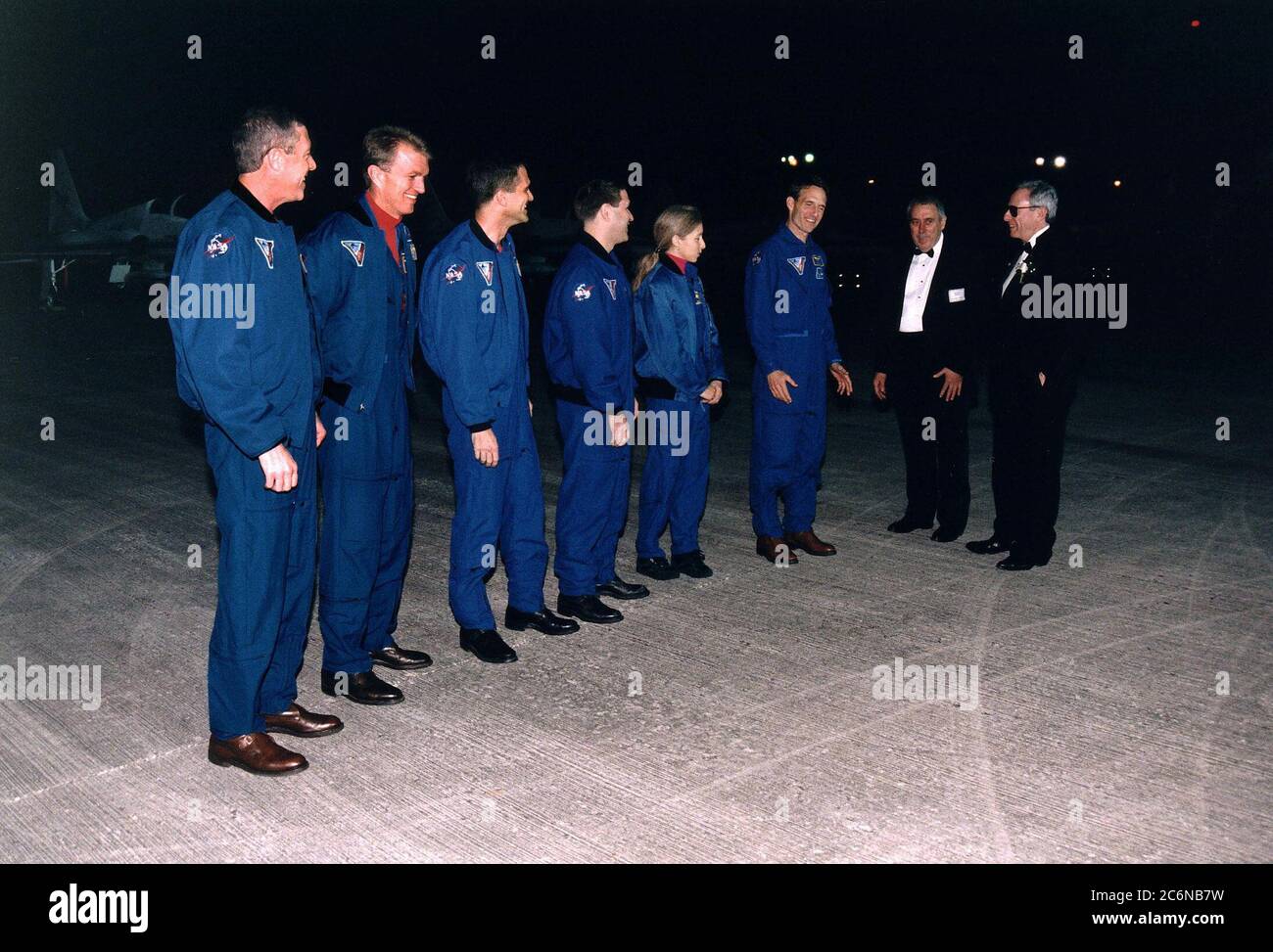 Die STS-81-Flugcrew wird im KSC von NASA-Administrator Daniel Goldin (ganz rechts) und Johnson Space Center Director George Abbey (zweiter von rechts) begrüßt, als sie im Weltraumzentrum ankommen, um die letzten Vorbereitungen für die fünfte Shuttle-mir-Docking-Mission zu treffen. Sie sind (von links): Missionskommandant Michael A. Baker; Pilot Brent W. Jett, Jr.; und Missionsspezialisten Peter J. K. 'Jeff' Wisoff; John M. Grunsfeld, Marsha S. Ivins und J.M. „Jerry“ Linenger. Stockfoto