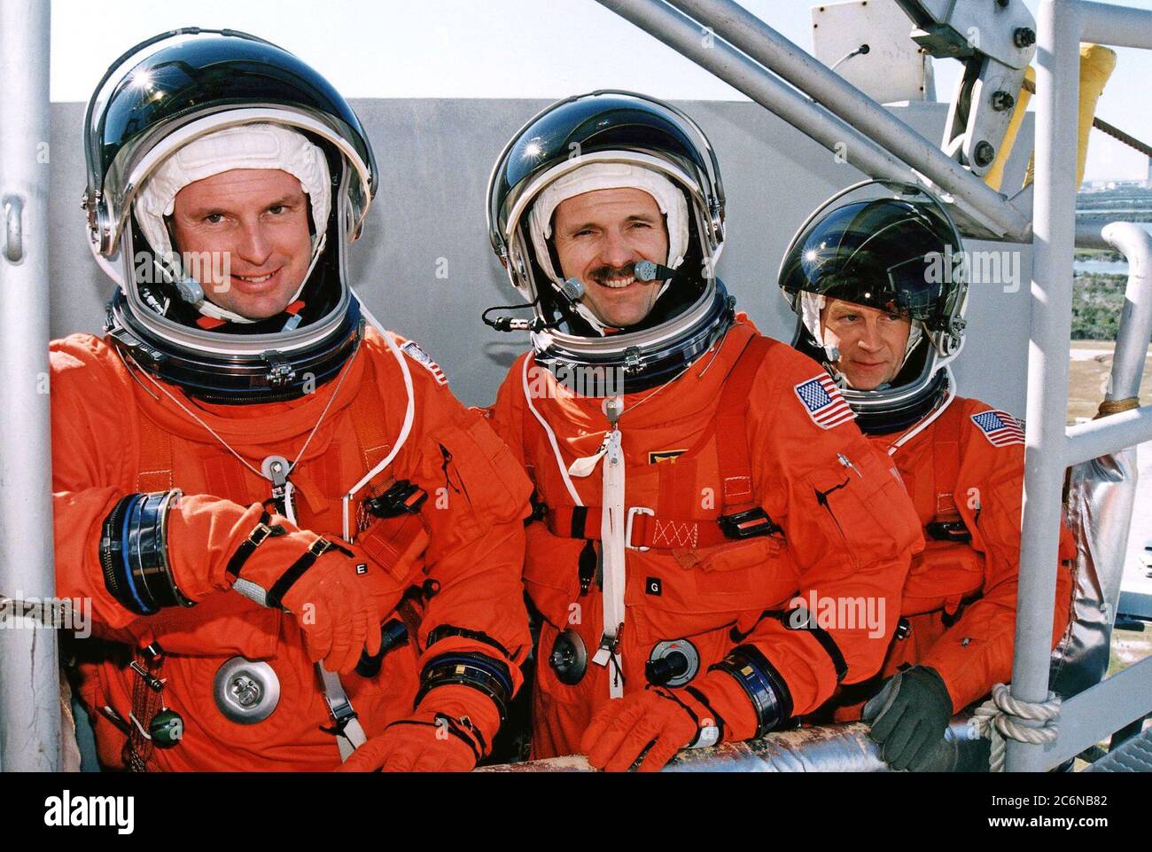 KENNEDY SPACE CENTER, Florida -- STS-82 Crew-Mitglieder üben Notausstiegsverfahren in einem Schiebedraht-Korb auf dem Launch Pad 39A im Rahmen der Terminal Countdown Demonstration Test (TCDT) Aktivitäten. Von links sind die Missionsspezialisten Gregory J. Harbaugh und Steven L. Smith und Payload Commander Mark C. Lee. STS-82 wird die zweite Hubble Space Telescope Servicing Mission sein. Der Start ist für Februar 11 geplant Stockfoto