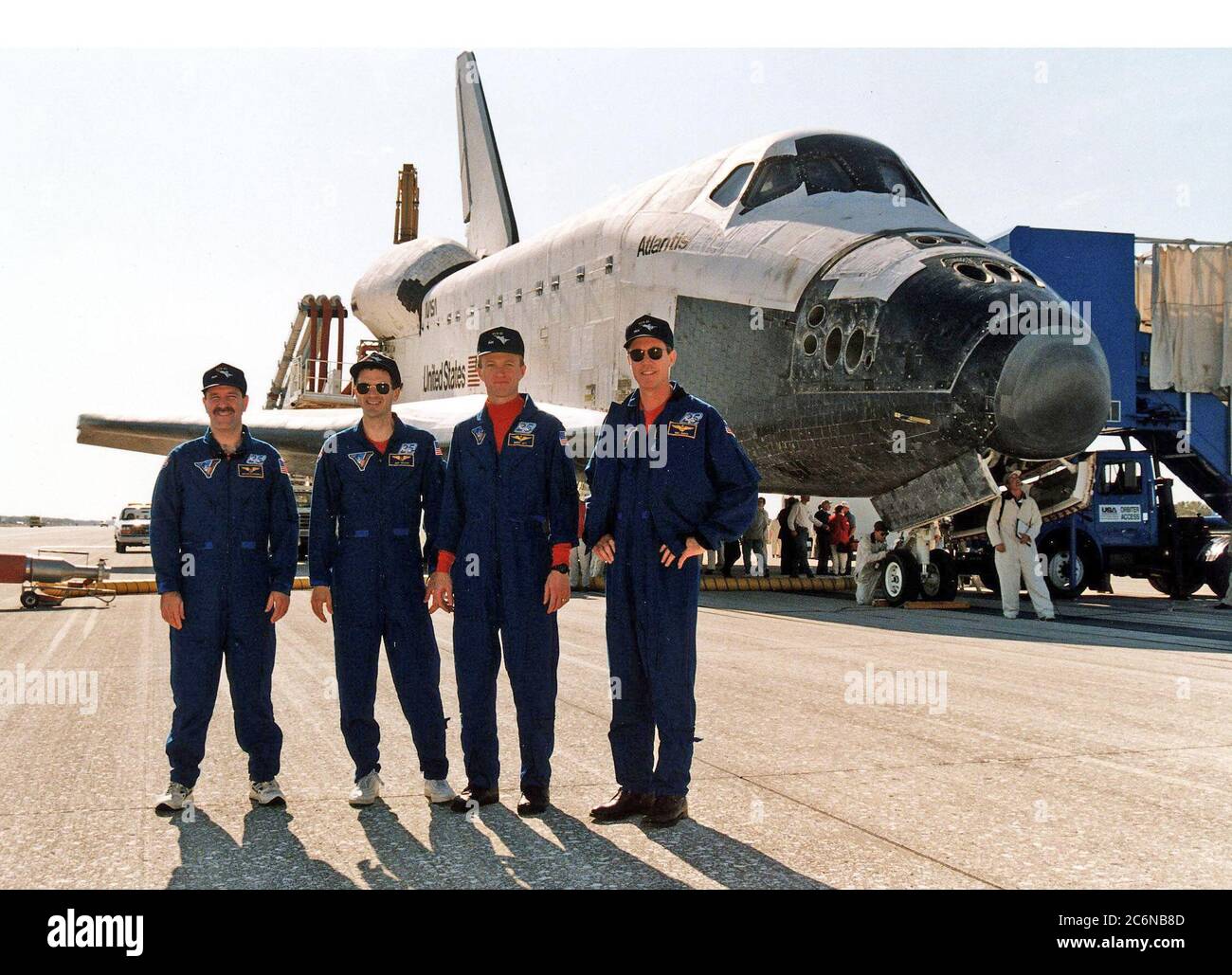 KENNEDY SPACE CENTER, FLA. -- vier Mitglieder der STS-81-Crew posieren vor dem Space Shuttle Orbiter Atlantis auf der Start- und Landebahn 33 der KSC Shuttle Landing Facility, nachdem das Weltraumflugzeug um 9:22:44 Uhr EST Jan. 22 niedergefahren ist, um die fünfte Shuttle-mir-Docking-Mission zu beenden. Die Crew-Mitglieder sind (von links): Missionsspezialisten John M. Grunsfeld und Peter J. K. 'Jeff' Wisoff; Pilot Brent W. Jett, Jr.; und Missionskommandant Michael A. Baker. Stockfoto