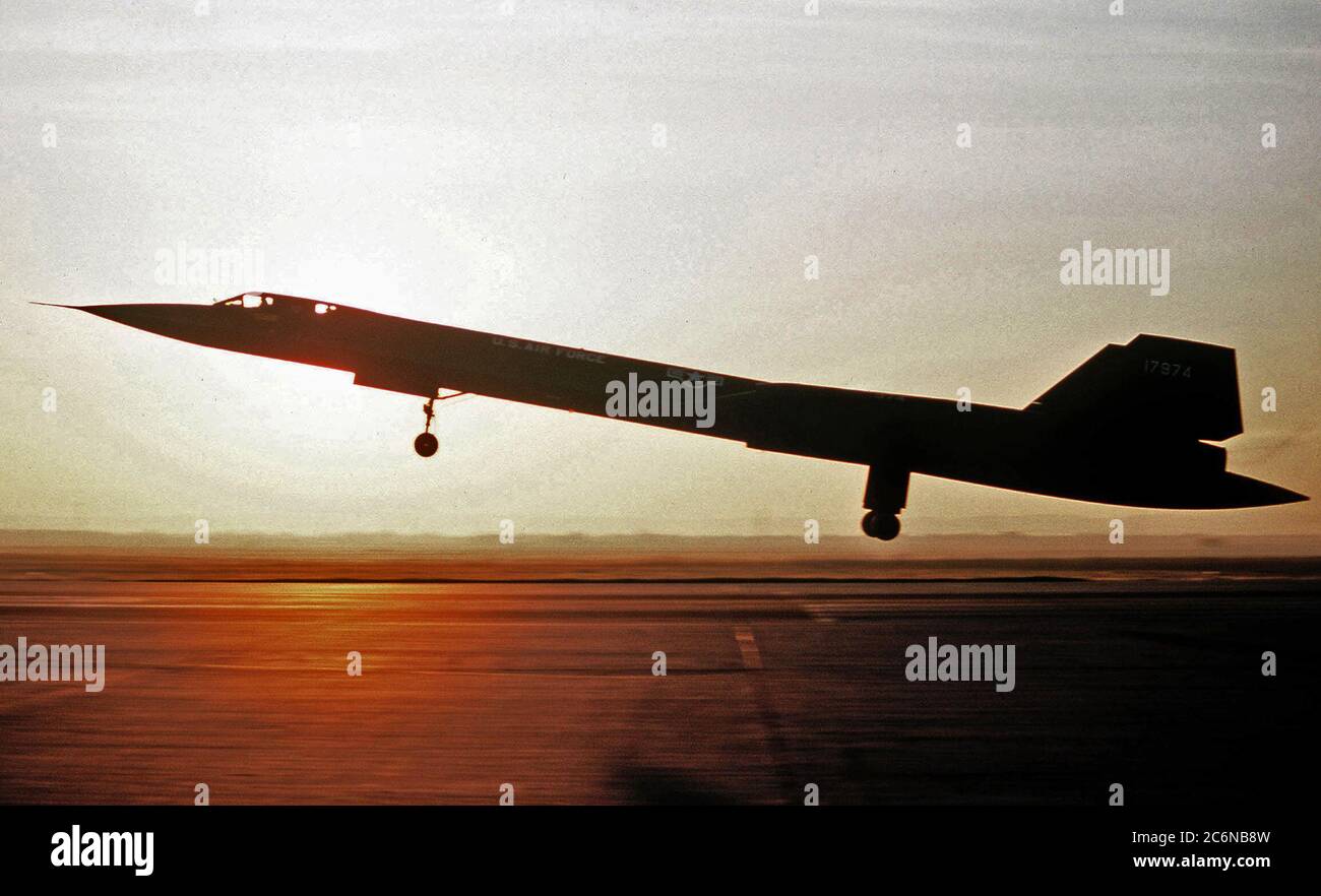 Linke Ansicht eines SR-71-Flugzeugs von der Landung des 9. Strategischen Aufklärungsflügels. Das Flugzeug ist gegen den Sonnenuntergang silhouettiert. Stockfoto