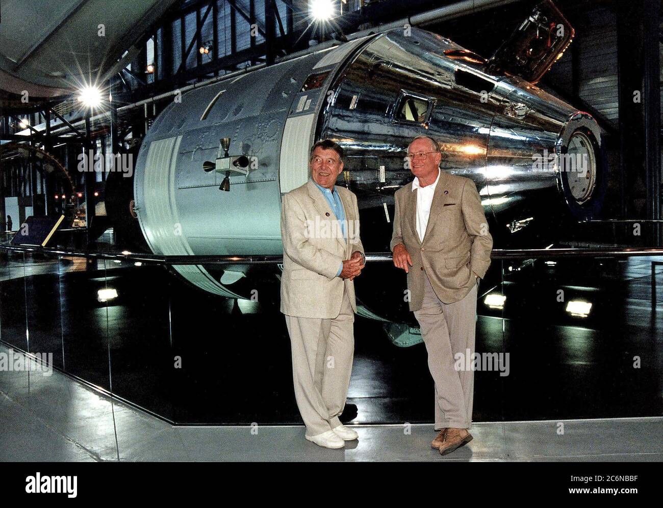 KENNEDY SPACE CENTER, FLA. -- unter den vielen besonderen Startzeugen der NASA STS-83, die am 4. April den Start des Space Shuttle Columbia miterlebten, waren Apollo 7 Commander Walter M. Wally Schirra (links) und Apollo L1 Commander Neil A. Armstrong. Die beiden ehemaligen Astronauten posieren vor dem Apollo Command and Service Modul im Apollo/Saturn V Center am KSC. Columbia startete um 14:20:32 Uhr EST von der Startkonsole 39A, um die 16-tägige Mission Microgravity Science Laboratory-1 (MSL-1) zu beginnen Stockfoto