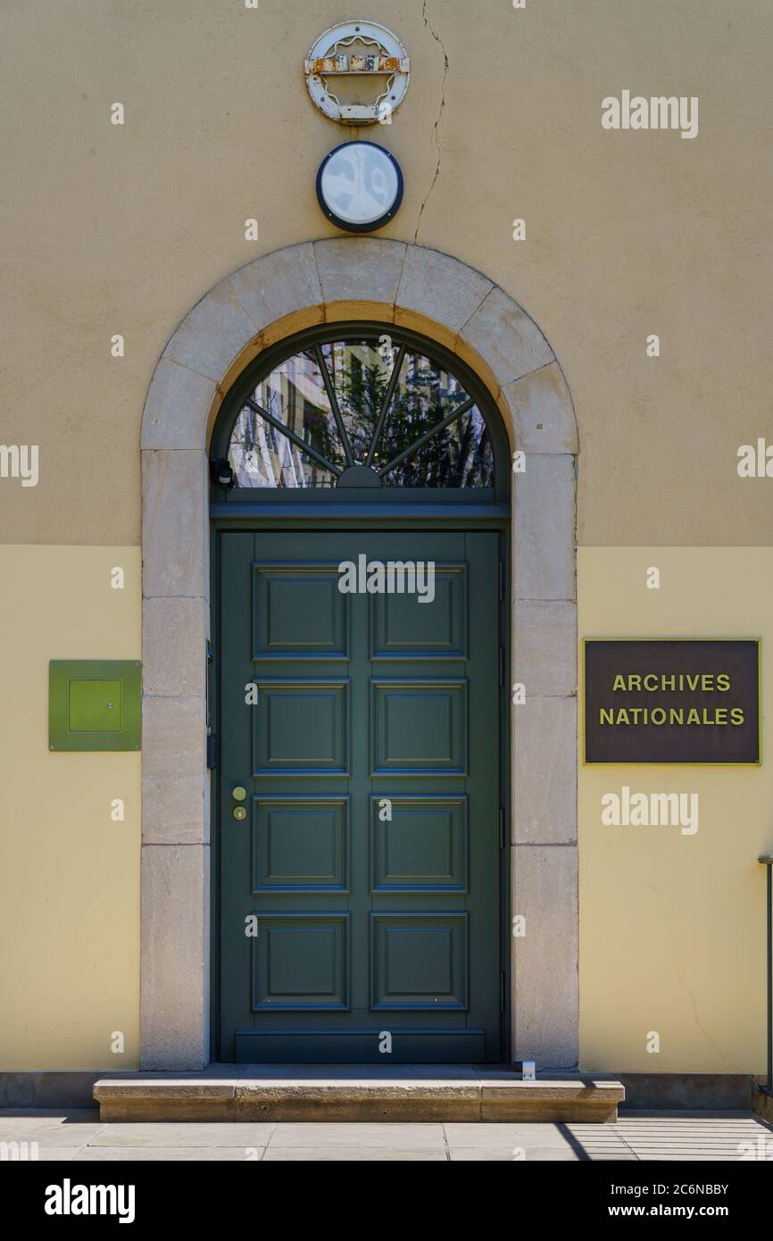 LUXEMBURG STADT, LUXEMBURG - 18. APRIL 2019: Eingang zum Nationalarchiv Luxemburg, Wohndokumente von historischem und kulturellem Interesse Stockfoto