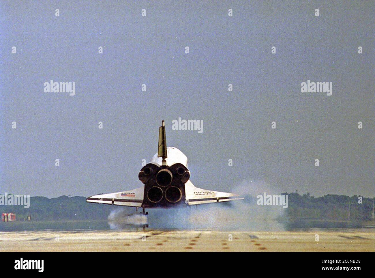 Die Space Shuttle Orbiter Atlantis landelt auf der Start- und Landebahn 33 der KSC Shuttle Landing Facility und beendet damit die neuntägige STS-84 Mission. Der Touchdown des Hauptgetriebes erfolgte am 24. Mai 1997 um 9:27:44 Uhr EDT. Die erste Landemöglichkeit wurde wegen der niedrigen Wolkendecke abgewinkt. Stockfoto