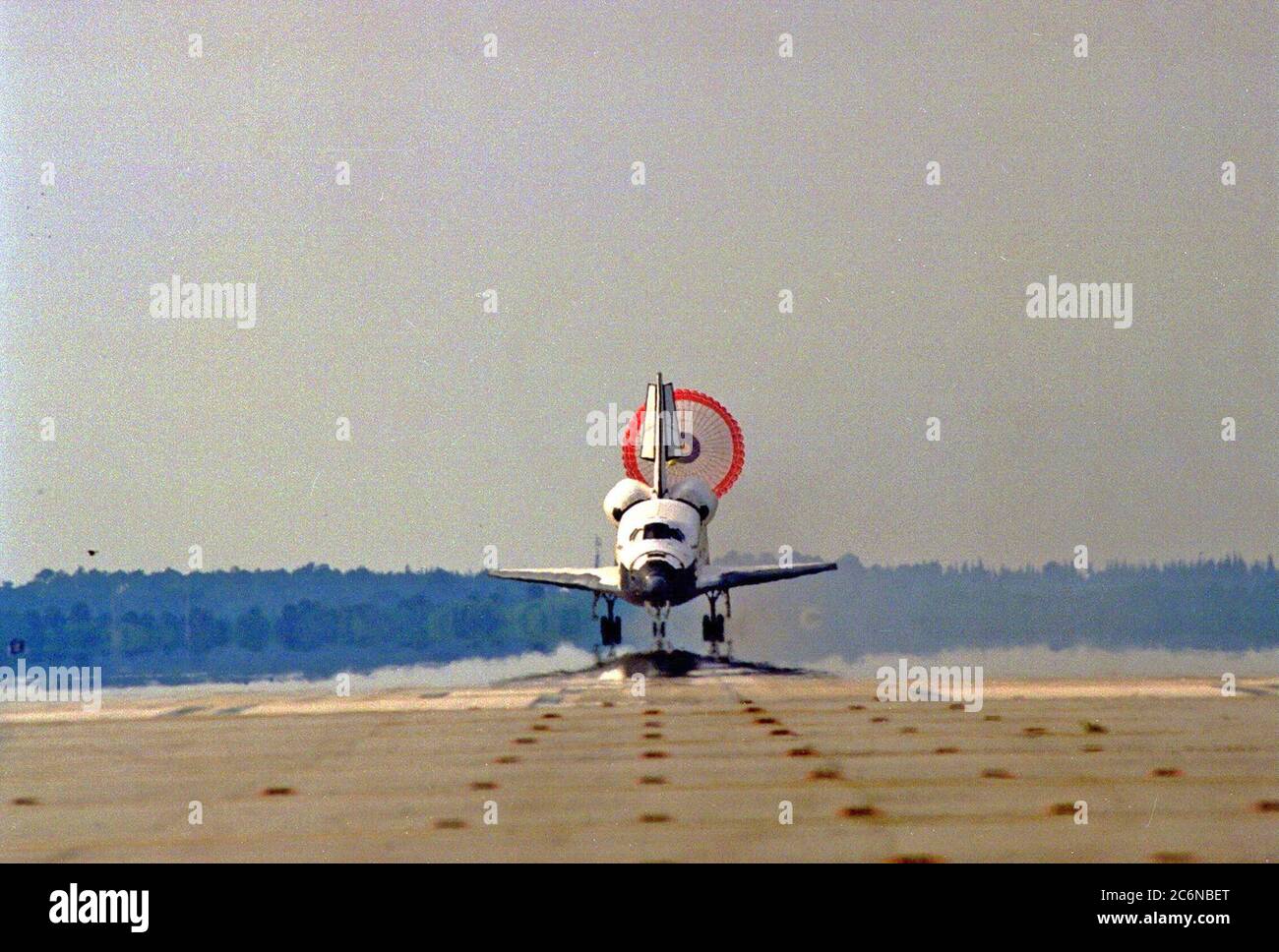 Die Schlepprute des Orbiters wird nach Atlantis auf der Start- und Landebahn 33 der KSC Shuttle Landing Facility nach Abschluss der neuntägigen STS-84 Mission eingesetzt. Der Touchdown des Hauptgetriebes erfolgte am 24. Mai 1997 um 9:27:44 Uhr EDT. Die erste Landemöglichkeit wurde wegen der niedrigen Wolkendecke abgewinkt. Es war die 37. Landung in KSC seit Beginn des Shuttle-Programms im Jahr 1981 und die achte Landung in Folge in KSC. Stockfoto