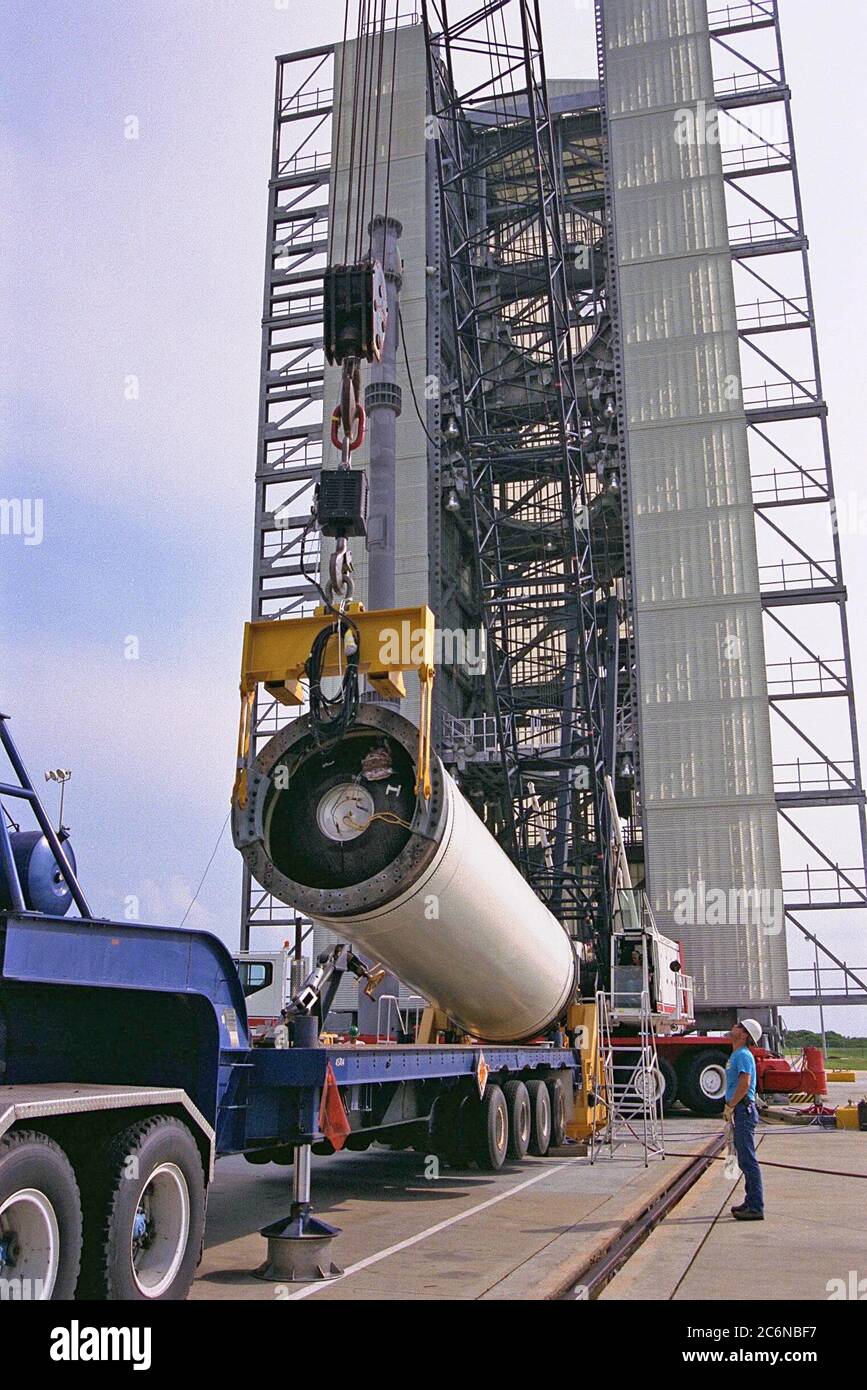 Arbeiter heben die erste Stufe eines Lockheed Martin Launch Vehicle-2 (LMLV-2) für die Platzierung im Launch Complex 46 an der Cape Canaveral Air Station (CCAS) an, Fla. Die Sonde Lunar Prospector soll im Oktober an Bord der LMLV-2 von CCAS starten für eine 18-monatige Mission, die den Mond der Erde umkreisen wird, um Daten von der Mondoberfläche zu sammeln. Stockfoto
