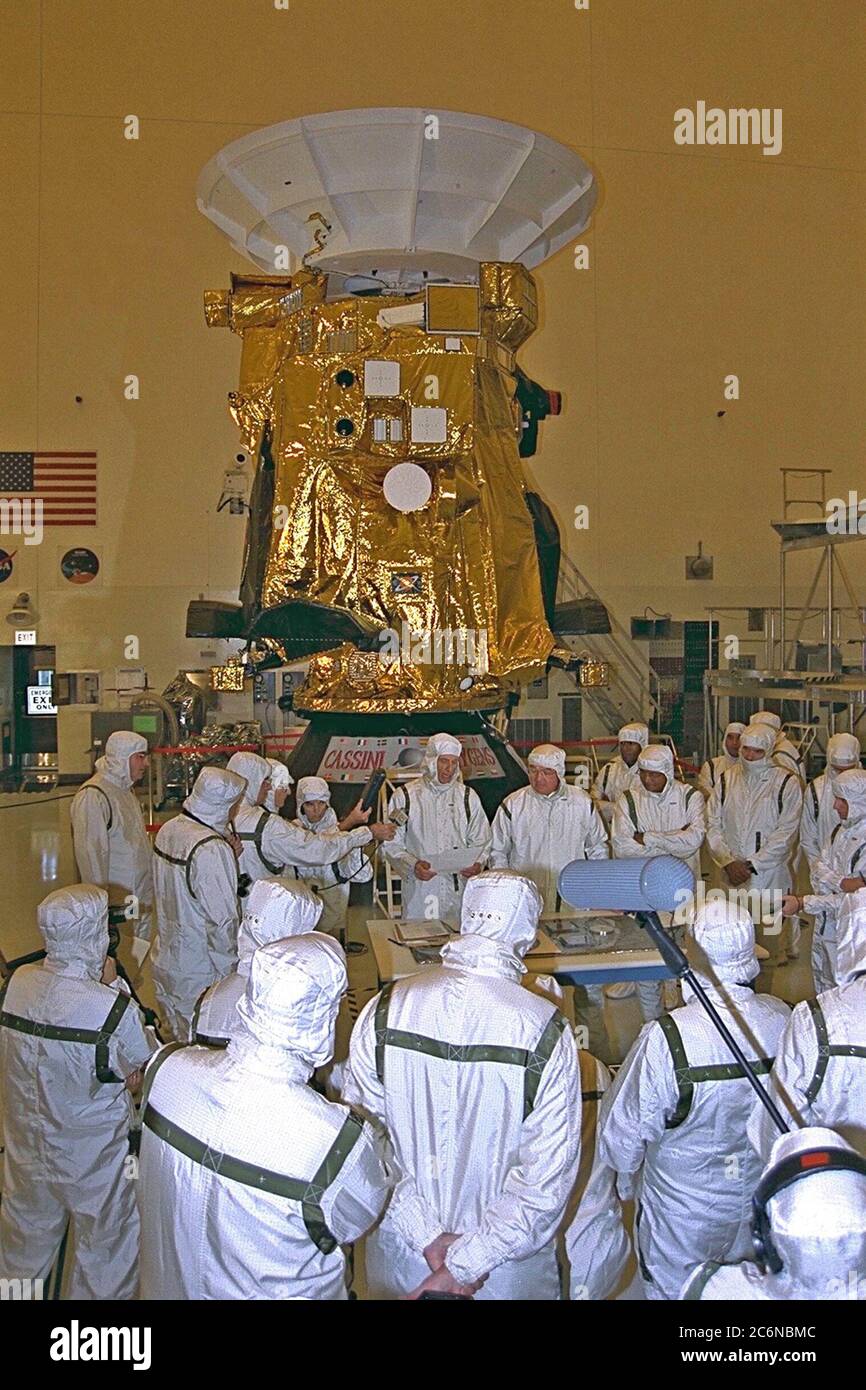 Wissenschaftler des Cassini-Projekts am Jet Propulsion Laboratory und der Europäischen Weltraumorganisation sprechen mit Fotojournalisten, Nachrichtenreportern, Schriftstellern, Fernsehsendern und Kameraleuten in der Payload Hazardous Servicing Facility (PHSF) während der Cassini-Pressepräsentationen. Cassini wird am 6. Oktober 1997 auf einem Trägerrakete der Air Force Titan IV/Centaur starten und im Juli 2004 bei Saturn eintreffen, um eine internationale wissenschaftliche Mission zur Erforschung des Planeten und seiner Systeme zu beginnen. Stockfoto