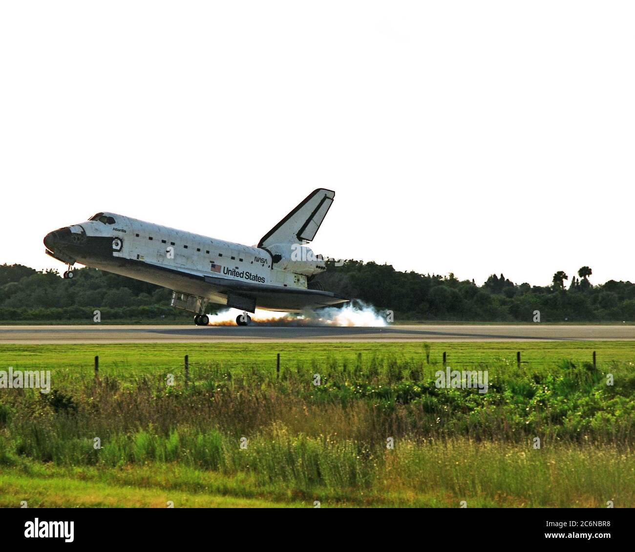 KENNEDY SPACE CENTER, Fla. -- der Space Shuttle Orbiter Atlantis landt auf der Runway 15 der KSC Shuttle Landing Facility (SLF), um die fast 11-tägige STS-86 Mission zu beenden. Der Hauptgang der Ausrüstung war am 6. Oktober 1997 um 17:55:09 Uhr EDT. Die inoffizielle Mission-verstrichene Zeit beim Hauptgang Ausrüstung Touchdown betrug 10 Tage, 19 Stunden, 20 Minuten und 50 Sekunden. Die ersten beiden Landeplatz-Möglichkeiten am Sonntag wurden wegen Wetterbedenken abgewunken. Die 87. Space Shuttle Mission war die 40. Landung des Shuttle bei KSC. Am Sonntagabend erreichte das Space Shuttle Programm einen Meilenstein: Den Gesamtflug tim Stockfoto