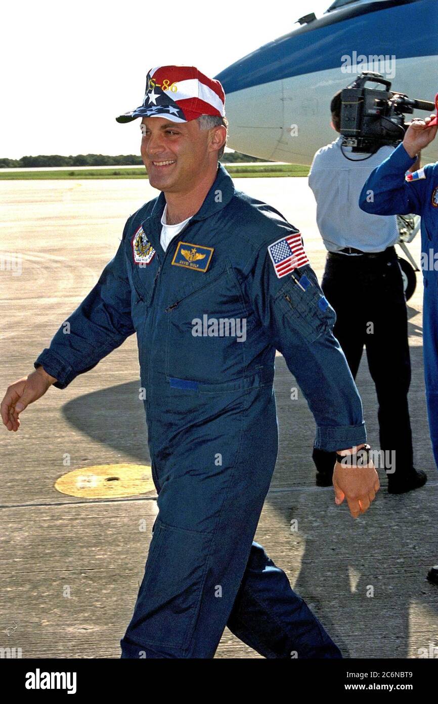 STS-86 Mission Specialist David A. Wolf, der nächste US-Astronaut, der auf der russischen Raumstation mir leben und arbeiten soll, lächelt nach seiner Ankunft in der KSC Shuttle Landing Facility am Montag. Wolf macht seinen zweiten Raumfahrt-Flug auf STS-86, der das siebte Andocken des Shuttles mit der mir sein soll. Nach dem Andocken wird Wolf für einen etwa viermonatigen Aufenthalt zum mir umsteigen. Er ersetzt den US-Astronauten C. Michael Foale, der im Mai in mir ankam und mit dem Rest der STS-86-Crew zur Erde zurückkehren wird Stockfoto