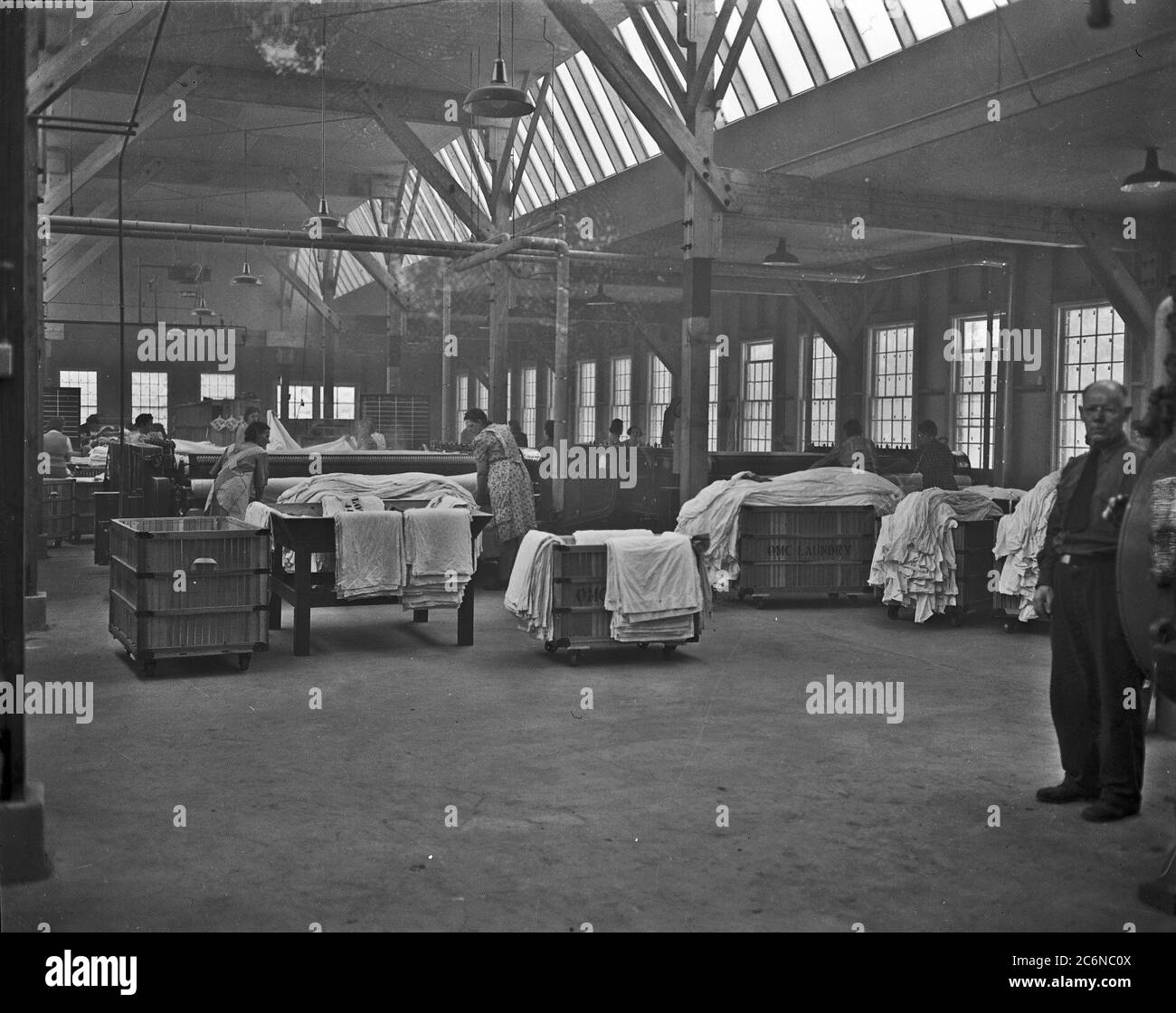 Mitarbeiter des Camp McCoy (Wis.) Quartermaster Wäscherei in der Anlage in diesem April 1943 Foto. Die Anlage wurde im Februar 1943 vom Büro des Quartermaster General in Washington, D.C. als die effizienteste aller Armeenachwäscherei im Land beurteilt Stockfoto