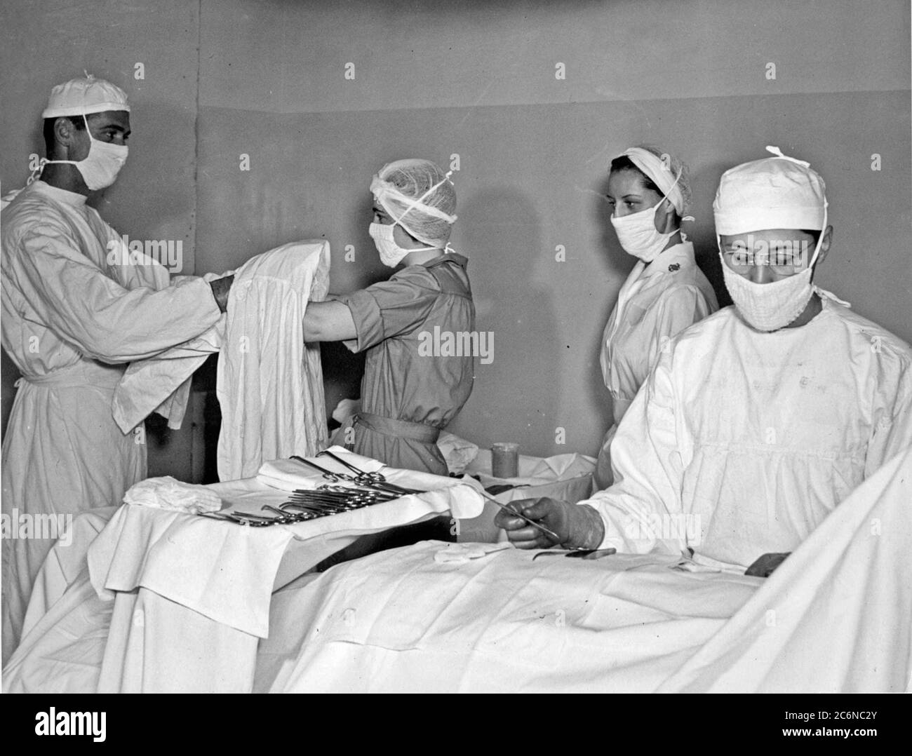 Frauen, die für den Volunteer Emergency Service (WAVES) akzeptiert werden, erhalten am 26. Juli 1943 eine Ausbildung von Krankenhauspithelfern im Naval Hospital Jacksonville. WELLEN ermöglichten Korpsmännern, während des Zweiten Weltkriegs einzusetzen (Offizielles Foto der U.S. Navy). Stockfoto