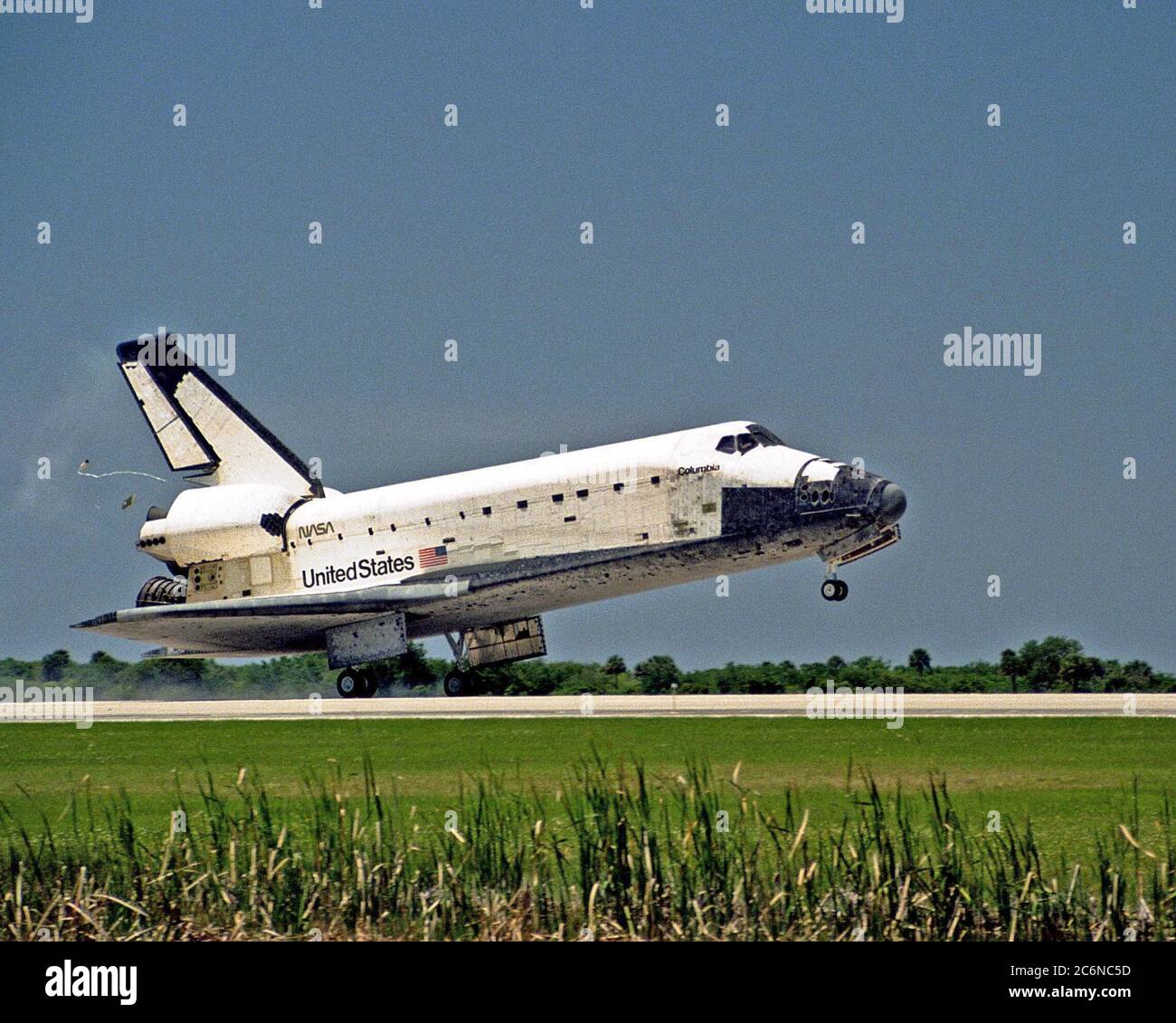 Der Orbiter Columbia landelt auf der Start- und Landebahn 33 der KSC Shuttle Landing Facility, um die fast 16-tägige STS-90 Mission abzuschließen. Der Hauptzahnradauftaster war am 3. Mai 1998 um 12:08:59 Uhr EDT und landete auf der Umlaufbahn 256 der Mission. Die Räder stoppten um 12:09:58 Uhr EDT und absolvten eine Gesamteinsatzzeit von 15 Tagen, 21 Stunden, 50 Minuten und 58 Sekunden. Stockfoto