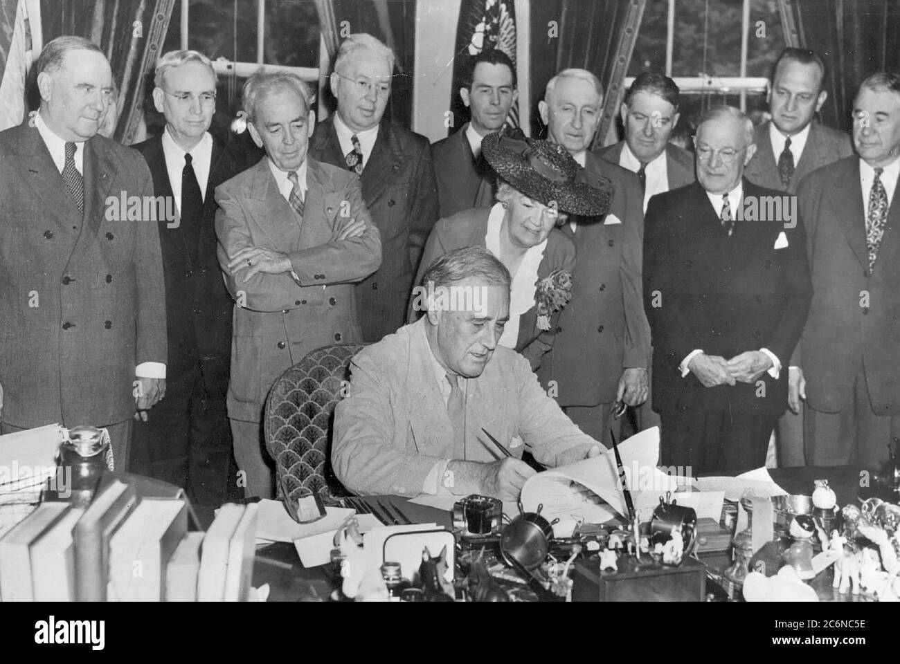 Präsident Franklin D. Roosevelt unterzeichnet die GI Bill of Rights im Weißen Haus, 22. Juni 1944. Foto zur Verfügung Stockfoto