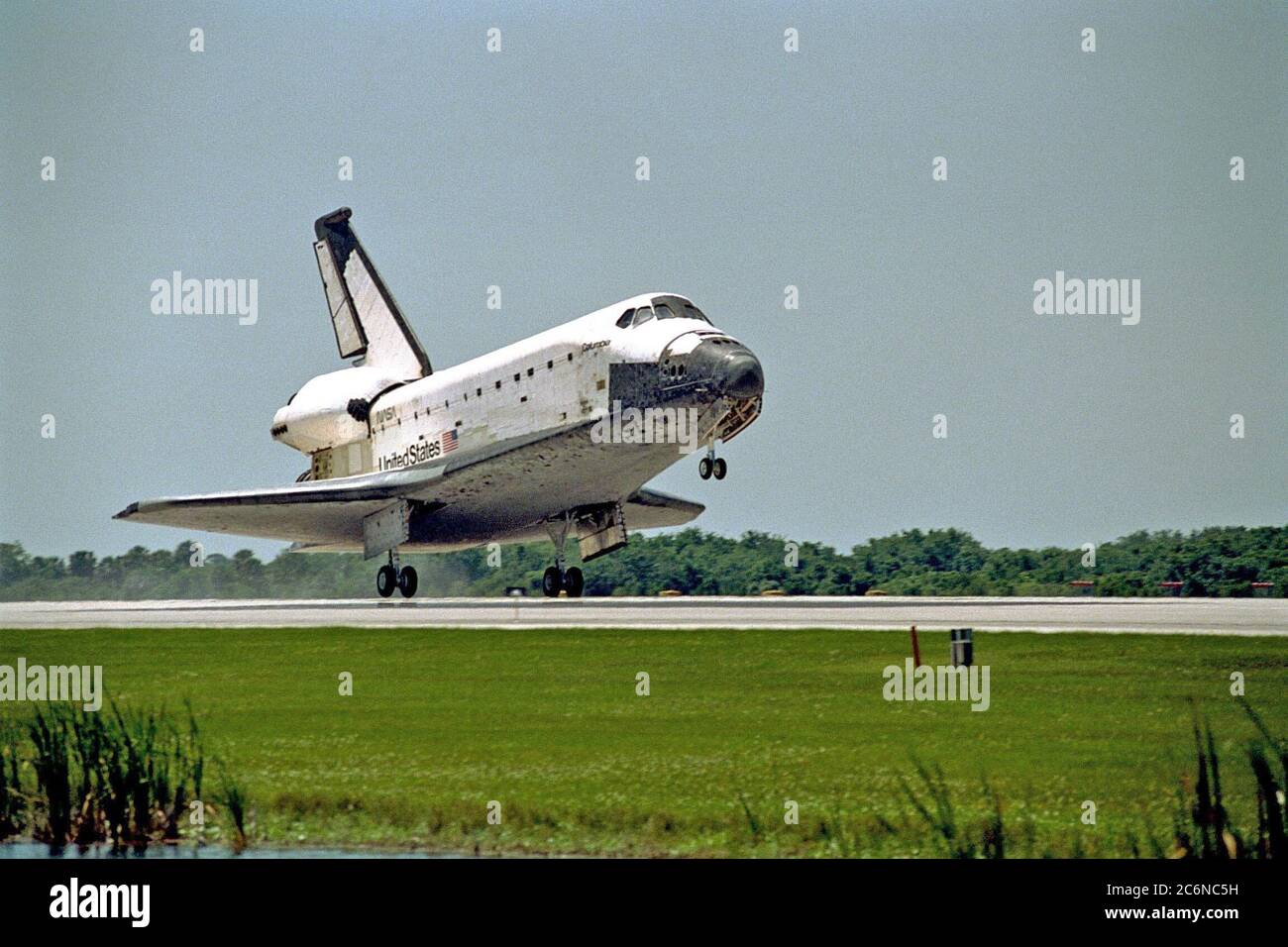 Der Orbiter Columbia nähert sich dem Touchdown auf der Start- und Landebahn 33 der KSC Shuttle Landing Facility, um die fast 16-tägige STS-90 Mission abzuschließen. Der Hauptzahnradauftaster war am 3. Mai 1998 um 12:08:59 Uhr EDT und landete auf der Umlaufbahn 256 der Mission. Die Räder stoppten um 12:09:58 Uhr EDT und absolvten eine Gesamteinsatzzeit von 15 Tagen, 21 Stunden, 50 Minuten und 58 Sekunden. Stockfoto