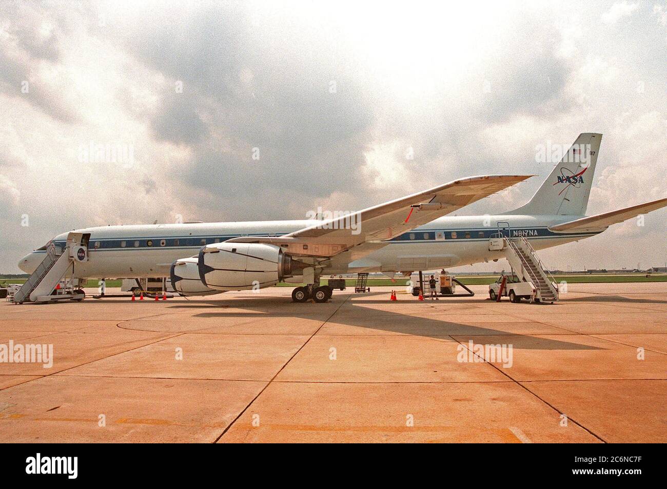 Das NASA Dryden Flight Research Center DC-8, das auf der Patrick Air Force Base zu sehen ist, ist bereit, sein Ziel zu verfolgen, Informationen über atlantische Hurrikane und tropische Stürme in großer Höhe zu sammeln. Das Flugzeug fliegt in einer Höhe von 35,000 bis 40,000 Metern und ist mit Instrumenten ausgestattet, um die Struktur, die Umgebung und die Veränderungen in der Intensität und Verfolgung des Sturms zu messen. Stockfoto