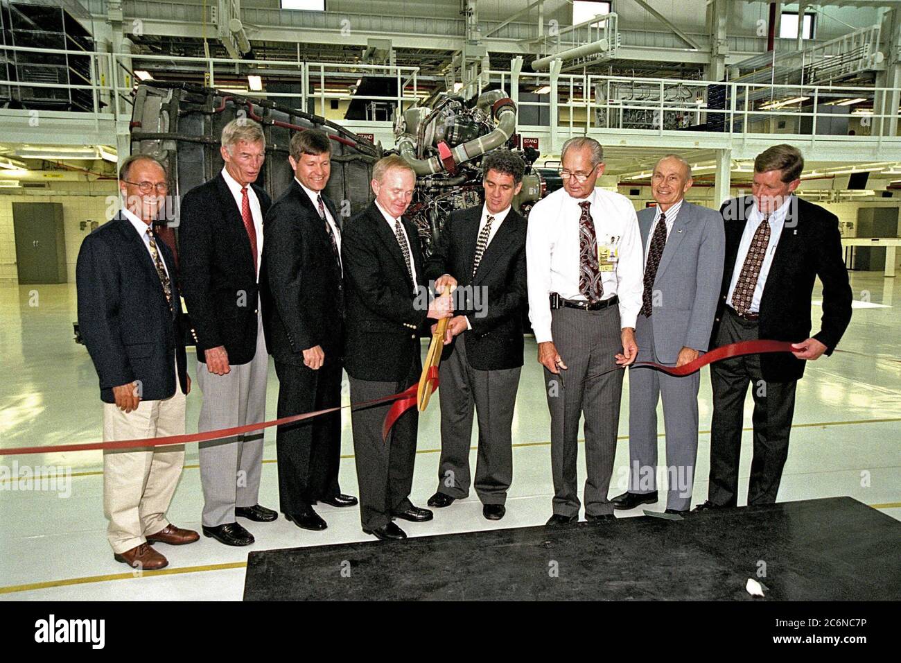 Roy D. Bridges Jr., Direktor des KSC Center, und Dave Weldon (mit Scheren), der Kongressabgeordnete der USA, schnitten das Band bei einer Zeremonie am 6. Juli, um die neue 34,600 Quadratmeter große Space Shuttle Main Engine Processing Facility (SSMEPF) von KSC zu eröffnen. Am Band-Cutting sind (links) Ed Adamek, Vice President und Associate Program Manager für Ground Operations der United Space Alliance, Marvin L. Jones, Director of Installation Operations, Donald R. McMonagle, Manager of Launch Integration, (rechts) Wade Ivey von Ivey Construction, Inc., Robert B. Sieck, Director of Shuttle Processing; Und John Plowden, Vizepräsident Stockfoto