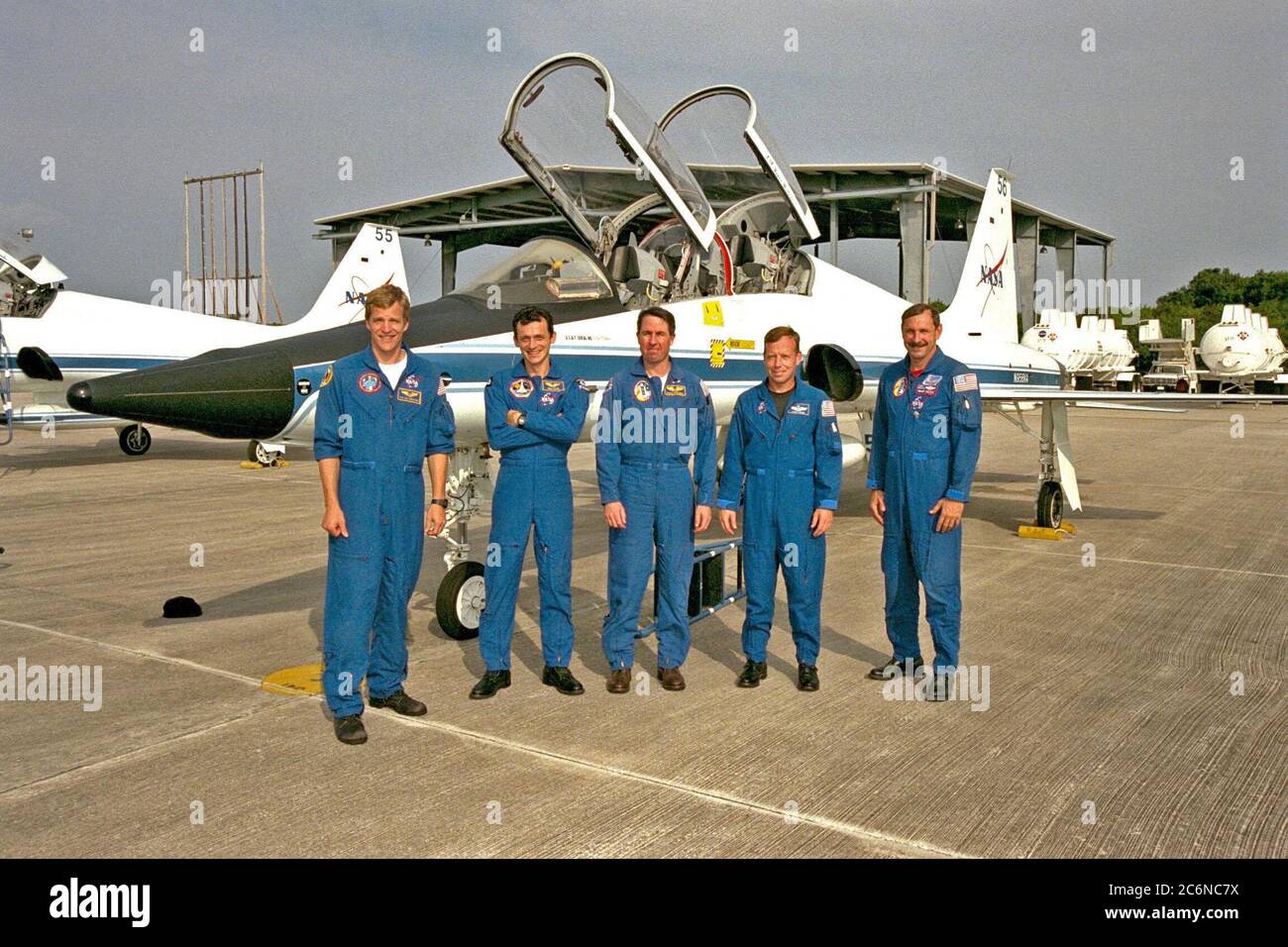 Mitglieder der STS-95-Crew posieren vor einem der T-38-Flugzeuge, die sie zur Shuttle Landing Facility im KSC brachten. Von links sind die Mitglieder Mission Specialist Scott E. Parazynski, M.D., Pedro Duque aus Spanien, Vertreter der Europäischen Weltraumorganisation (ESA), Mission Specialist Stephen K. Robinson, Ph.D., Pilot Steven W. Lindsey und Commander Curtis L. Brown Jr. Stockfoto