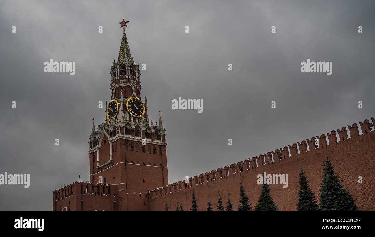 Der Turm des Moskauer Kremls gegen den grauen Himmel. Stockfoto