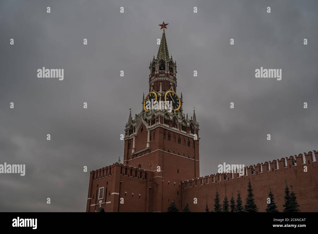 Der Turm des Moskauer Kremls gegen den grauen Himmel. Stockfoto