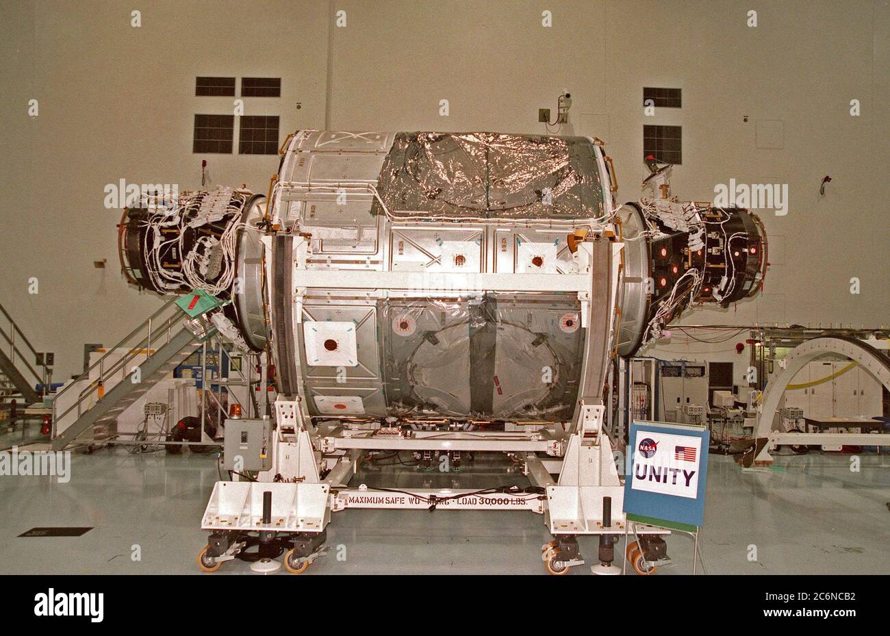In der Raumstation Processing Facility (SSPF) sitzt das Verbindungsmodul Unity, Teil der Internationalen Raumstation, auf einem Arbeitsstand, bevor es an einen neuen Ort im SSPF umzieht. Als primäre Nutzlast auf der Mission STS-88, die am 3. Dezember 1998 starten soll, wird Unity mit dem russischen Steuermodul Zarya verbunden, das zu diesem Zeitpunkt bereits im Orbit sein sollte. Stockfoto