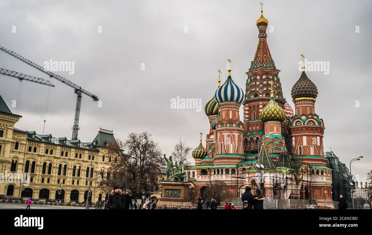 Moskau, Russland 18. Dezember 2019: Der Turm des Moskauer Kremls gegen den grauen Himmel. Stockfoto