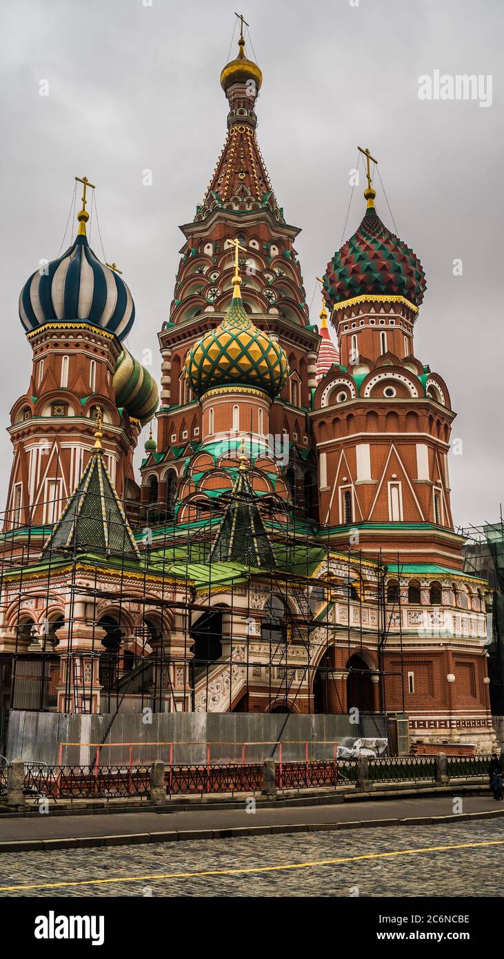 Der Turm des Moskauer Kremls gegen den grauen Himmel. Stockfoto
