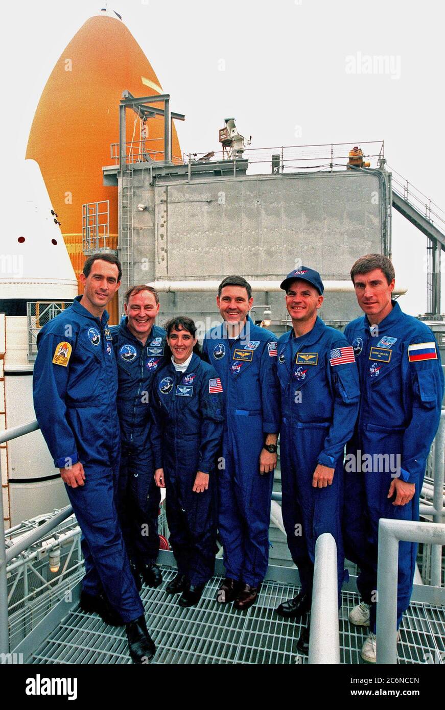 STS-88 Crew-Mitglieder posieren für ein Foto während einer Pause im Notfall Ausstieg Training auf der Startfläche 39A. Es sind (von links nach rechts) die Missionsspezialisten James H. Newman, Jerry L. Ross und Nancy J. Currie, der Missionskommandant Robert D. Cabana, Pilot Frederick W. 'Rick' Sturckow und der Missionsspezialist Sergei Krikalev, ein russischer Kosmonaut. Stockfoto