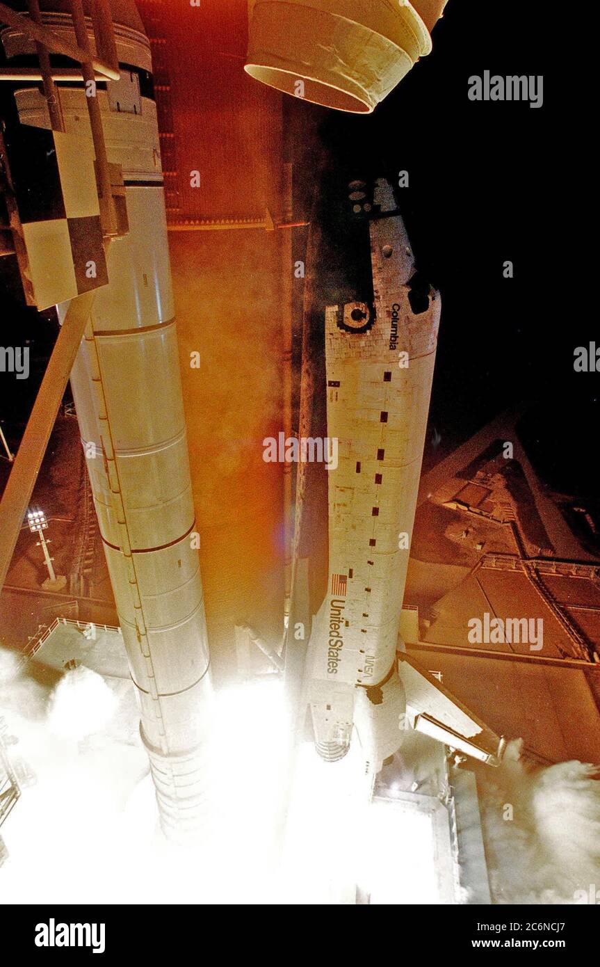 In einem Ausbruch von Licht und Flammen hebt Space Shuttle Columbia ab Launch Pad 39-B um 12:31 Uhr EDT. STS-93 ist eine fünftägige Mission, die hauptsächlich das Chandra-Röntgenobservatorium freigibt, das es Wissenschaftlern aus aller Welt ermöglichen wird, einige der entferntesten, mächtigsten und dynamischsten Objekte im Universum zu studieren. Stockfoto