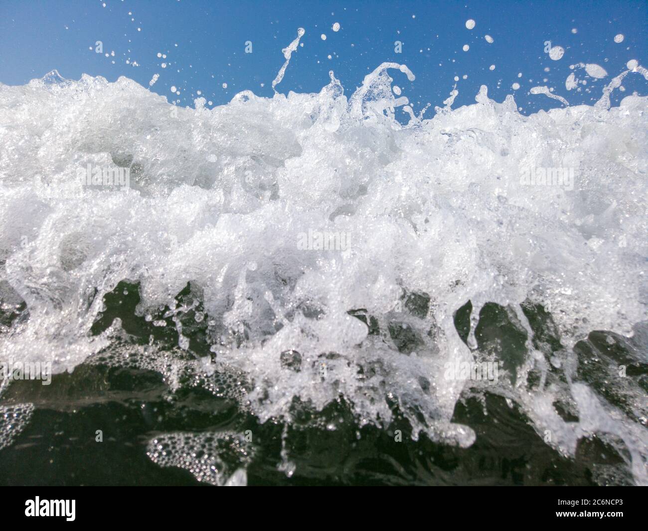 Die Ebbe vom Sandstrand. Meereswellen plätschern an der Küste. Stockfoto