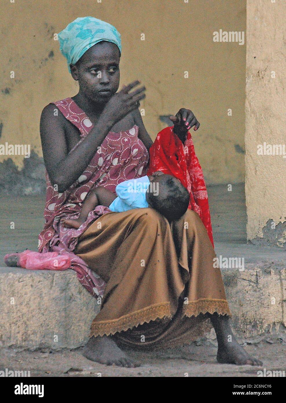 2003 - auf den Straßen in Dschibuti, Afrika, eine Djiboutian Frau kümmert sich um Ihr Baby während der Operation Enduring Freedom. Stockfoto