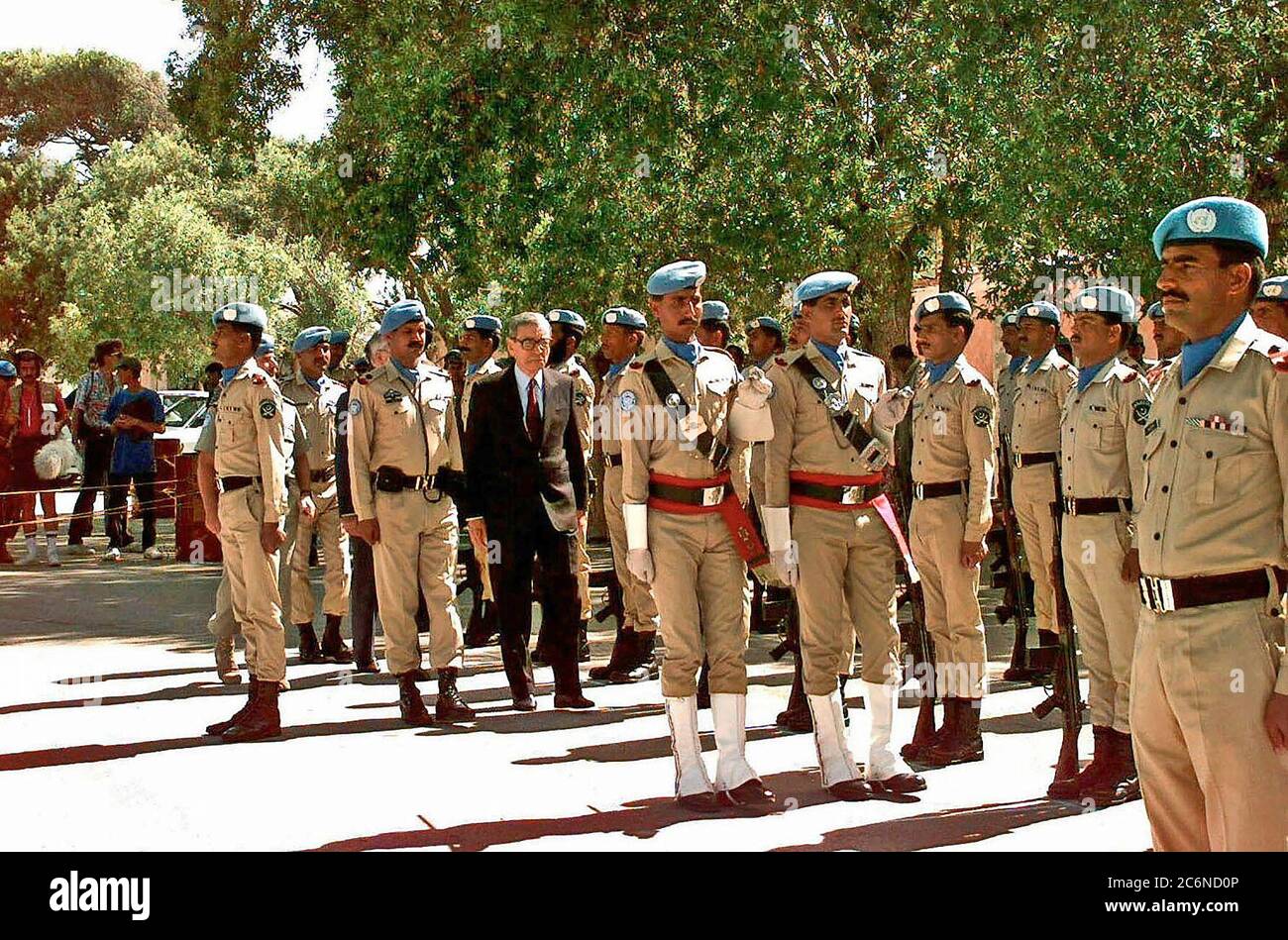 Un-Generalsekretärs Boutros Boutros-Ghali Bewertungen pakistanische Truppen, die sich in der Ausbildung auf dem Flughafen von Mogadischu. Der Generalsekretär ist in Somalia für Meetings und Briefings für Operation Restore Hope. Stockfoto
