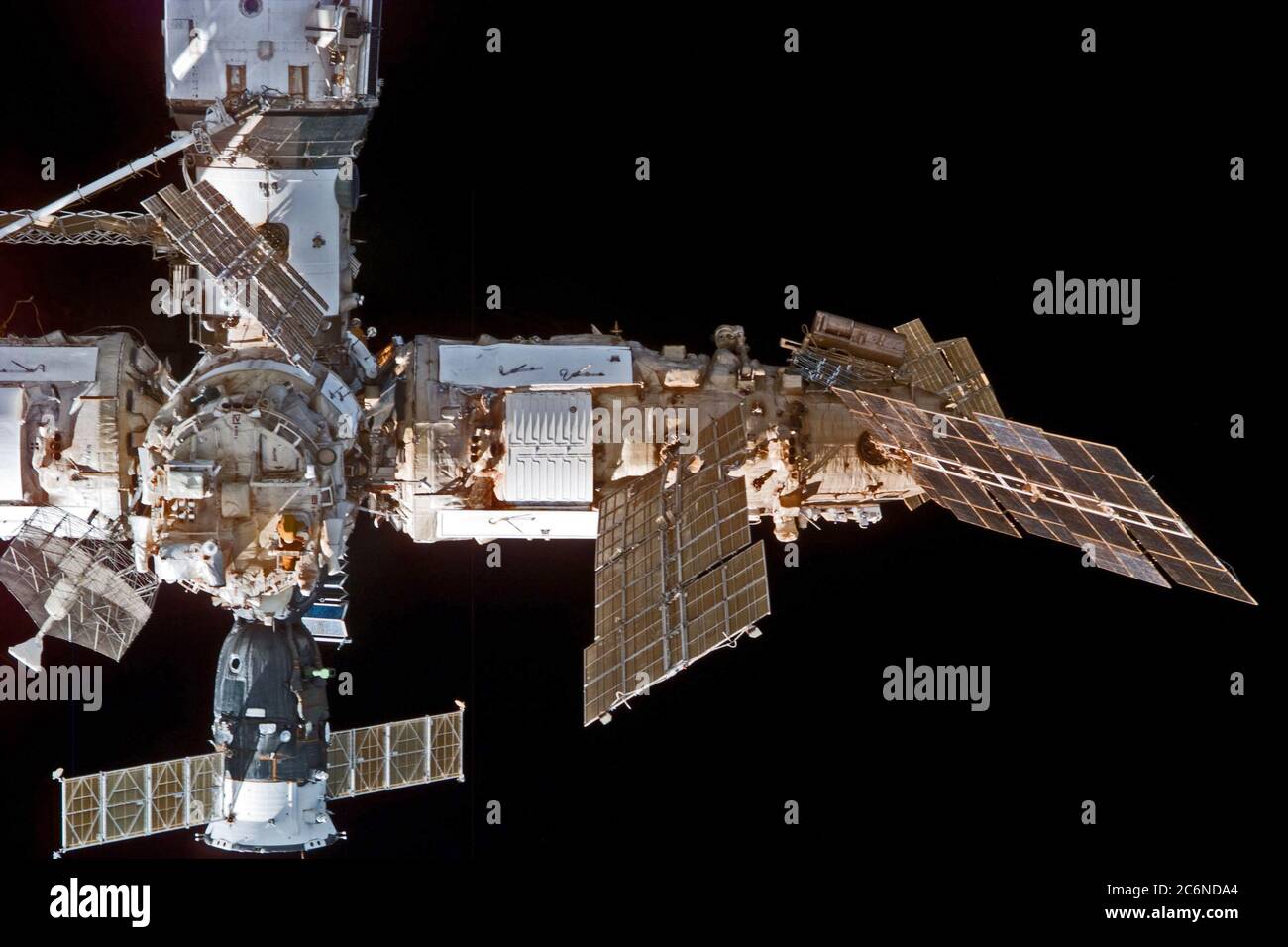 (29 Jan 1998) --- Dieses Bild der Elektronischen Still-Kamera (ESC) zeigt die meisten Elemente der russischen Raumstation mir. Die Ansicht von Bord des Space Shuttle Endeavour während der relativen Trennung der beiden Raumfahrzeuge nach Abdockoperationen aufgenommen. Damit endet die achte Shuttle/mir-Joint-Docking-Mission. Stockfoto