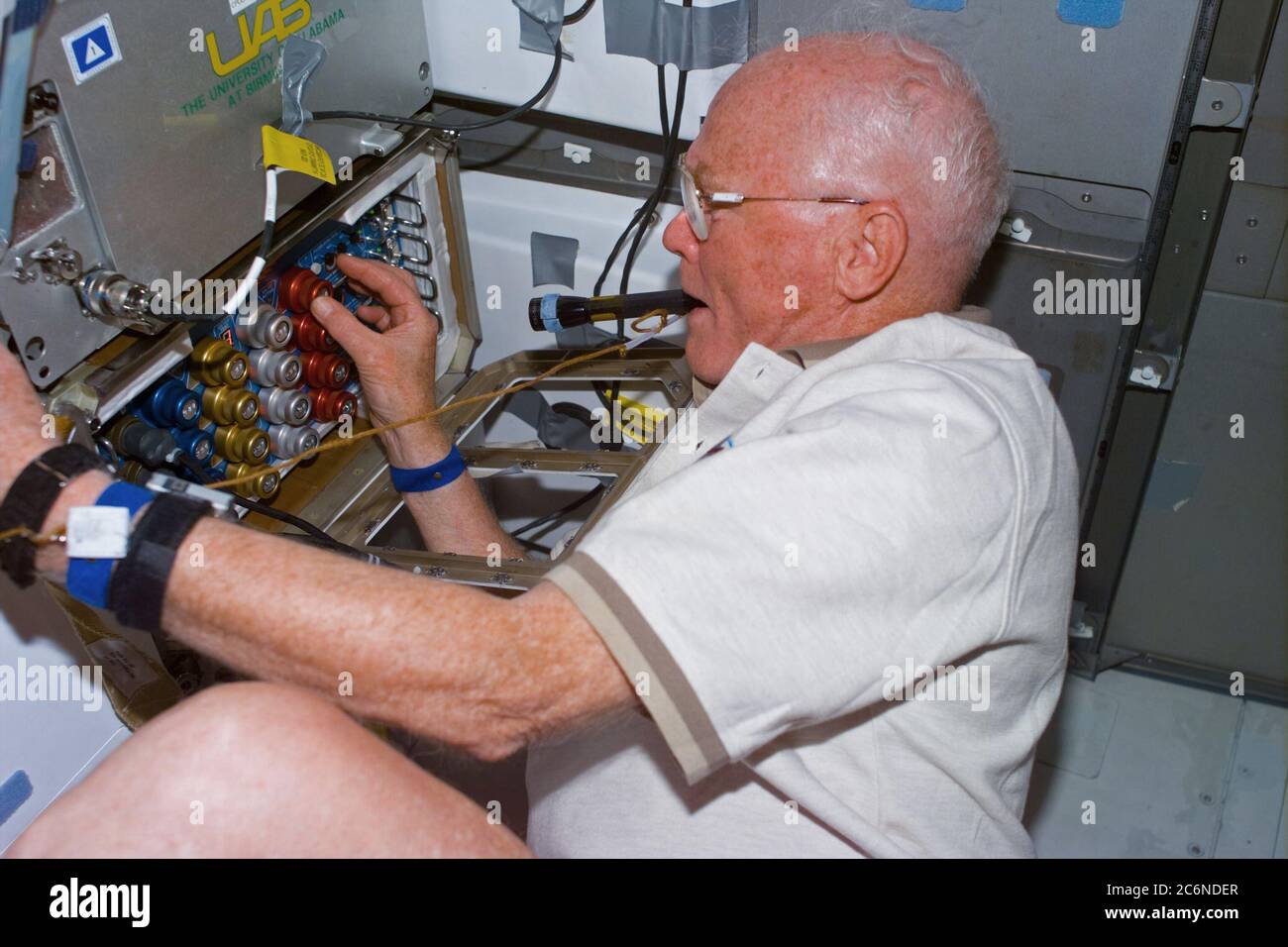 (4. Nov. 1998) --- US-Senator John H. Glenn Jr. (D.-Ohio), STS-95 Nutzlast-Spezialist, prüft die Unterstützung Ausrüstung für ein Experiment während Flug Tag 7 Aktivität. Das Foto wurde am 4. November um 22:54:15 Uhr GMT mit einer elektronischen Standkamera (ESC) aufgenommen. Stockfoto