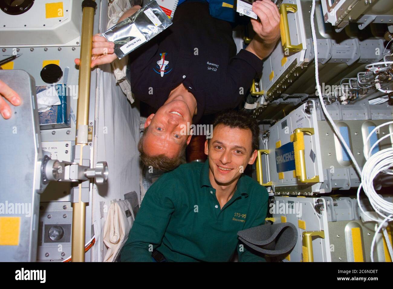 (4. Nov. 1998) --- die Astronauten Steven W. Lindsey (oben) und Pedro Duque in der Spacehab-Anlage während der Aktivität am 6. Flugtag. Lindsey, Pilot, macht seinen zweiten Weltraumflug auf STS-95, während Duque, ein Missionsspezialist, der die Europäische Weltraumorganisation (ESA) repreenting, der einzige erste Weltraumflieger auf dieser Mission ist. Das Foto wurde am 4. November um 03:01:38 Uhr GMT mit einer elektronischen Standkamera (ESC) aufgenommen. Stockfoto