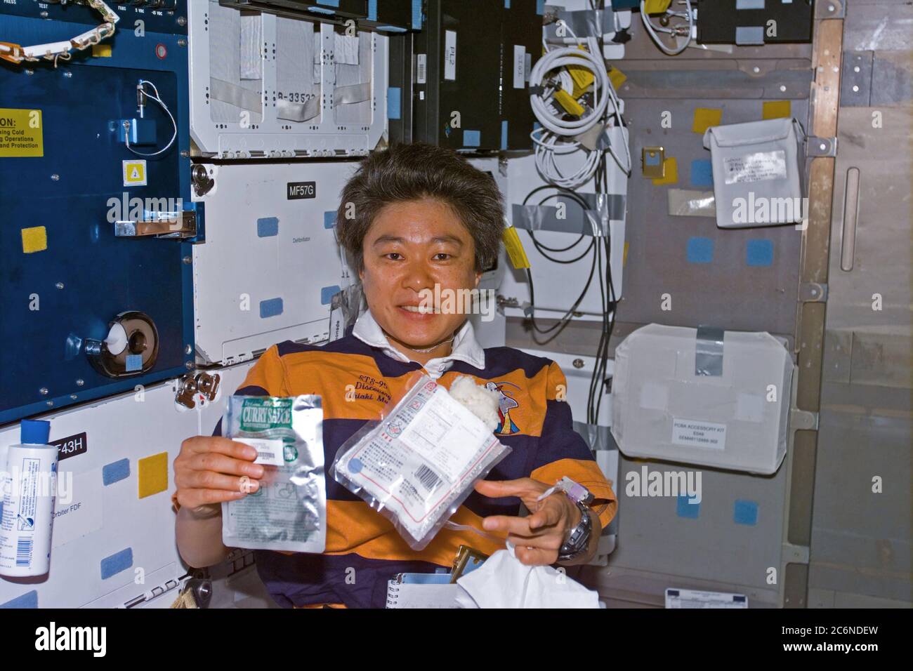 (4. November 1998) --- STS-95 Nutzlast-Spezialist Chiaki Mukai, Vertreter Japans National Space Development Agency (NASDA), mit Zubehör unterstützt ihre Agenda von Experimenten an Bord Discovery. Das Foto wurde am 4. November um 01:17:27 Uhr GMT mit einer elektronischen Standkamera (ESC) aufgenommen. Stockfoto