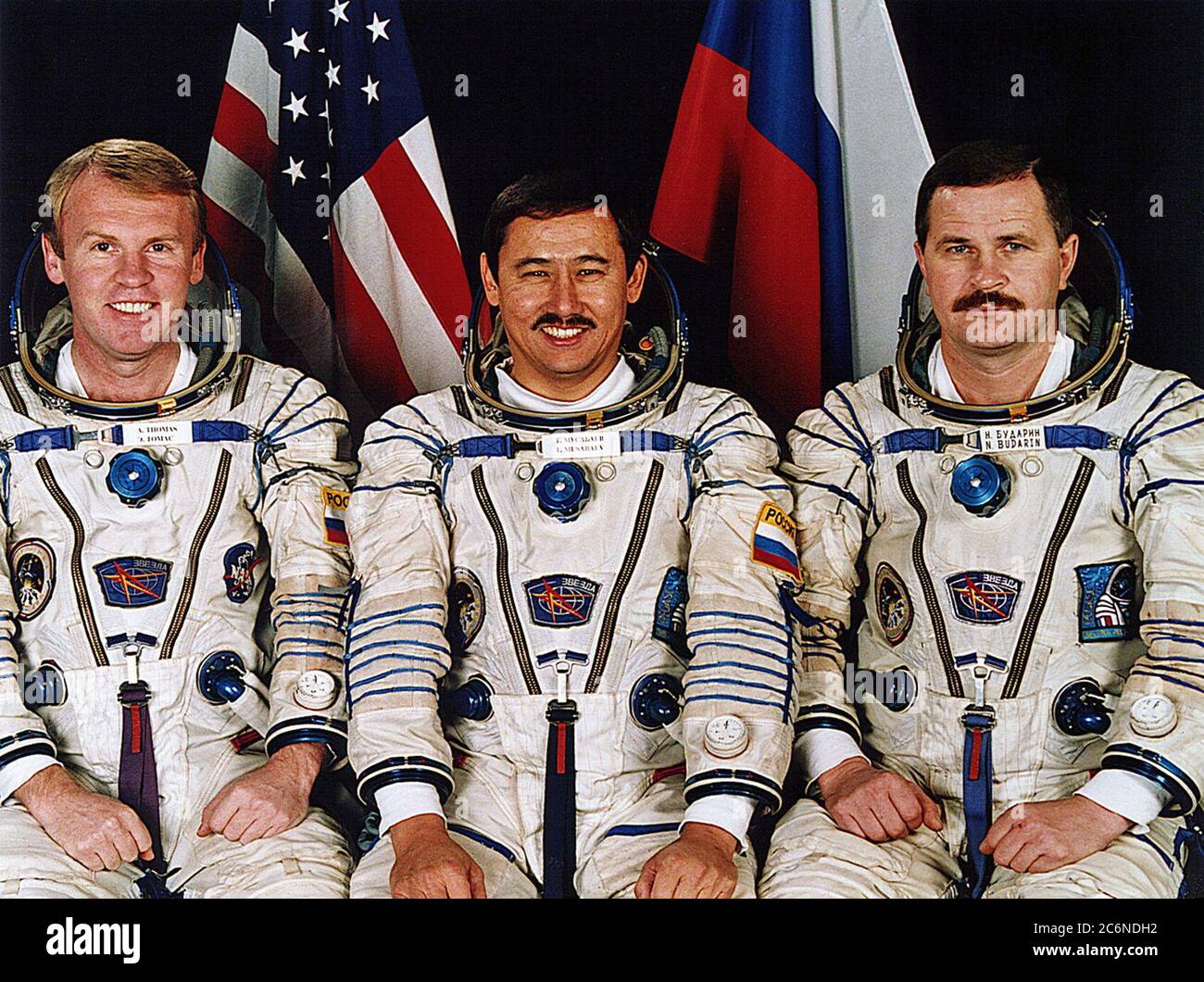 MIR-25 CREW PORTRAIT --- Dieses Portrait der mir-25 Crew in Russland. Von links sind Astronaut Andrew S. W. Thomas, Kosmonauten-Gastforscher; Kosmonaut Talgat A. Musabayev, Flugingenieur; und Kosmonaut Nikolai Budarin, Kommandant. Nicht abgebildet ist der französische Astronaut Leopold Eyharts, der Mitte Februar 1998 zu dieser Crew kommen wird. Stockfoto