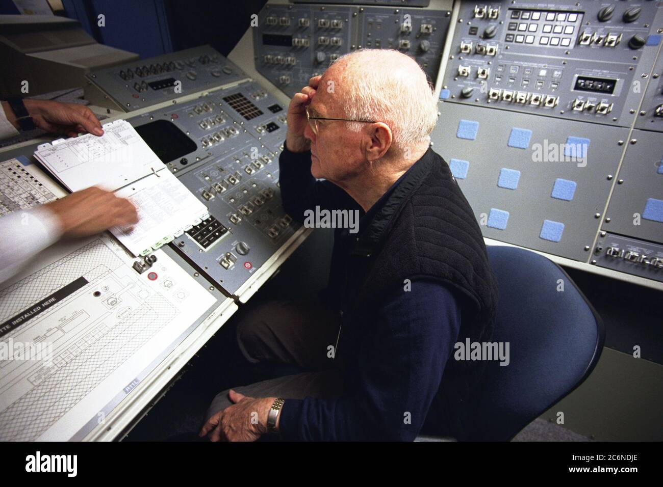 (30. März 1998) --- US-Senator John H. Glenn Jr. (D.-Ohio) wird über die Verwendung des Einzelsystemtrainers im Johnson Space Center (JSC) unterrichtet. Glenn ist in der Ausbildung für Nutzlast-Spezialisten Aufgaben für einen geplanten Ende Oktober Flug an Bord des Space Shuttle Discovery. Foto von Joe McNally, National Geographic, für NASA Stockfoto