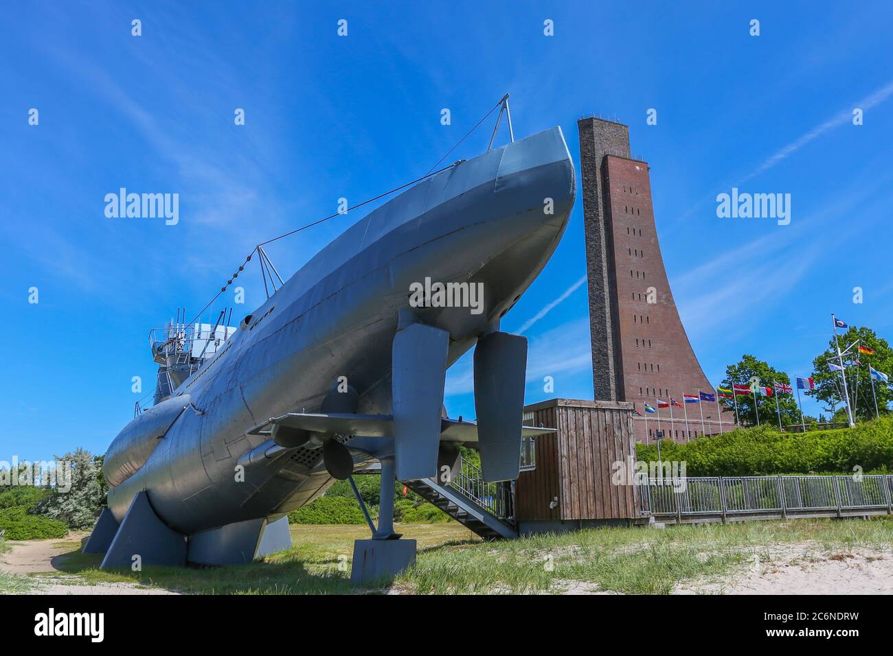 Das deutsche U-Boot U-995 aus dem 2. Weltkrieg ist im Laboe Naval Memorial ausgestellt, mit geschwungenem Turm und Flaggen zu Ehren der Geschichte der Marine. Stockfoto