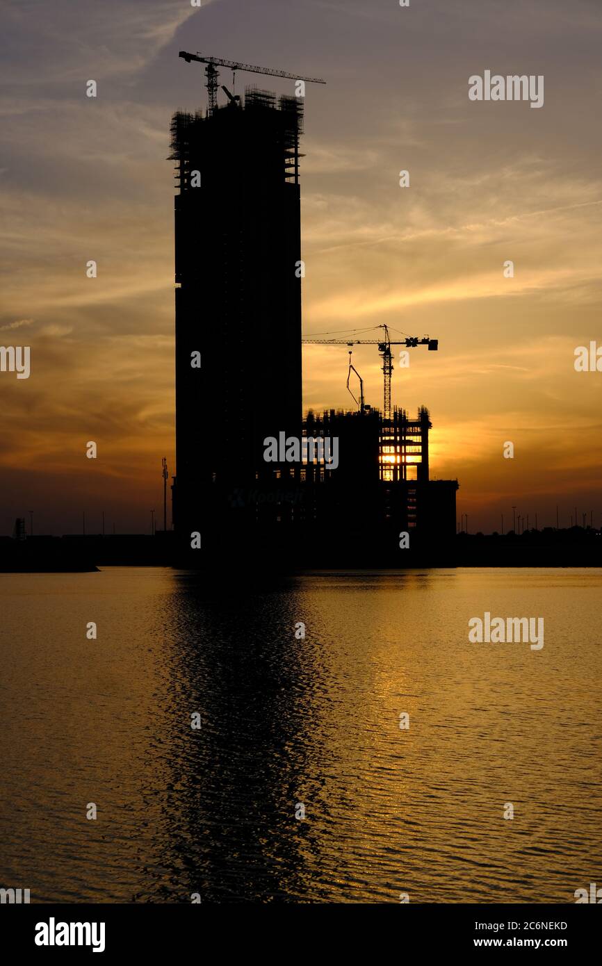 Silhouette Bauarbeiten auf schönen Sonnenuntergang Stockfoto