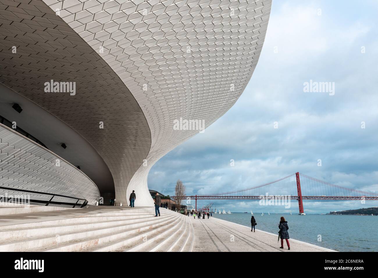 LISSABON - 4. JANUAR 2018: Zufällige Menschen, die die Treppe und den Haupteingang des Museums für Kunst, Architektur und Technologie (MAAT) in Lis entlang gehen Stockfoto