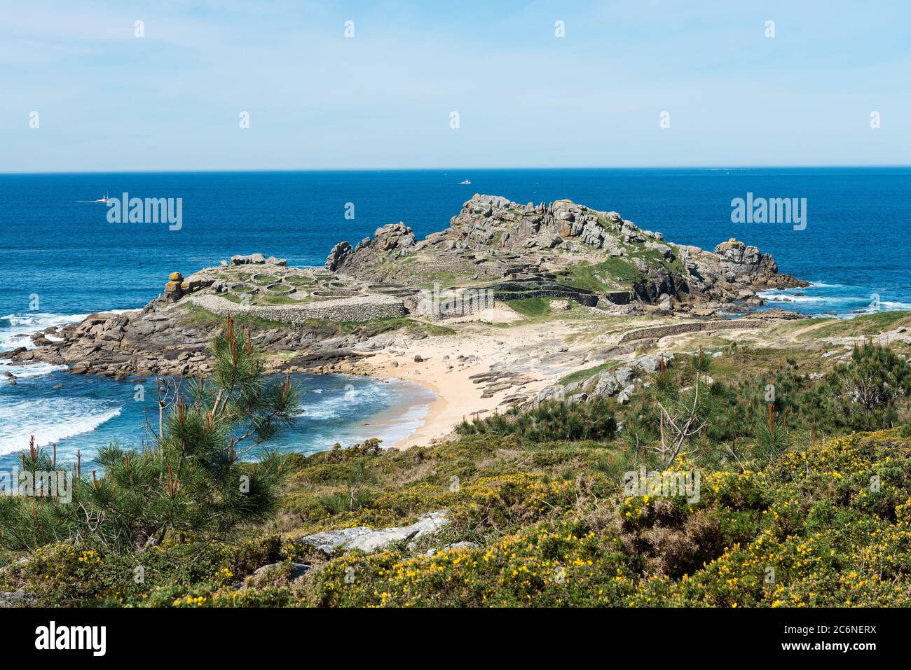 Panoramablick auf den Castro de Baroña, eine Festung in der Gemeinde Baroña in A Coruña, Galicien. Auf einer Halbinsel erbaut, wurde es von der Fi bewohnt Stockfoto