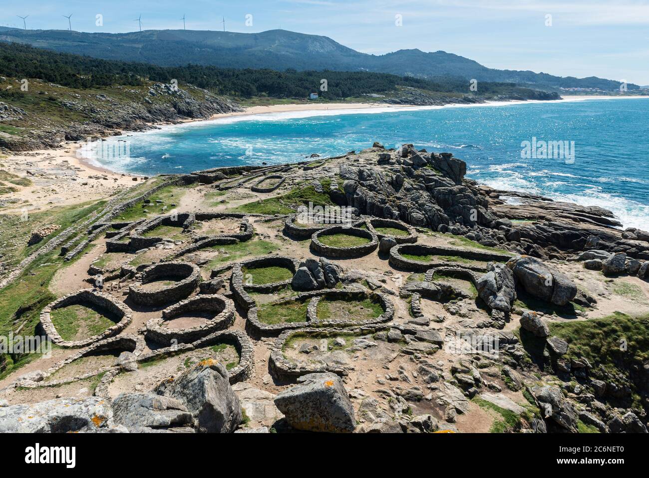 Panoramablick auf den Castro de Baroña, eine Festung in der Gemeinde Baroña in A Coruña, Galicien. Auf einer Halbinsel erbaut, wurde es von der Fi bewohnt Stockfoto