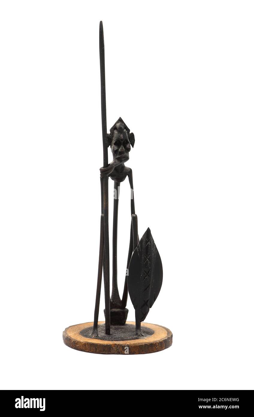 Holzminiatur Ebenholz Figur auf hellem Hintergrund in einem ungewöhnlichen Design. Die Arbeit eines unbekannten Meisters. Souvenir. Ostafrika, 11. Juli 2020. Stockfoto