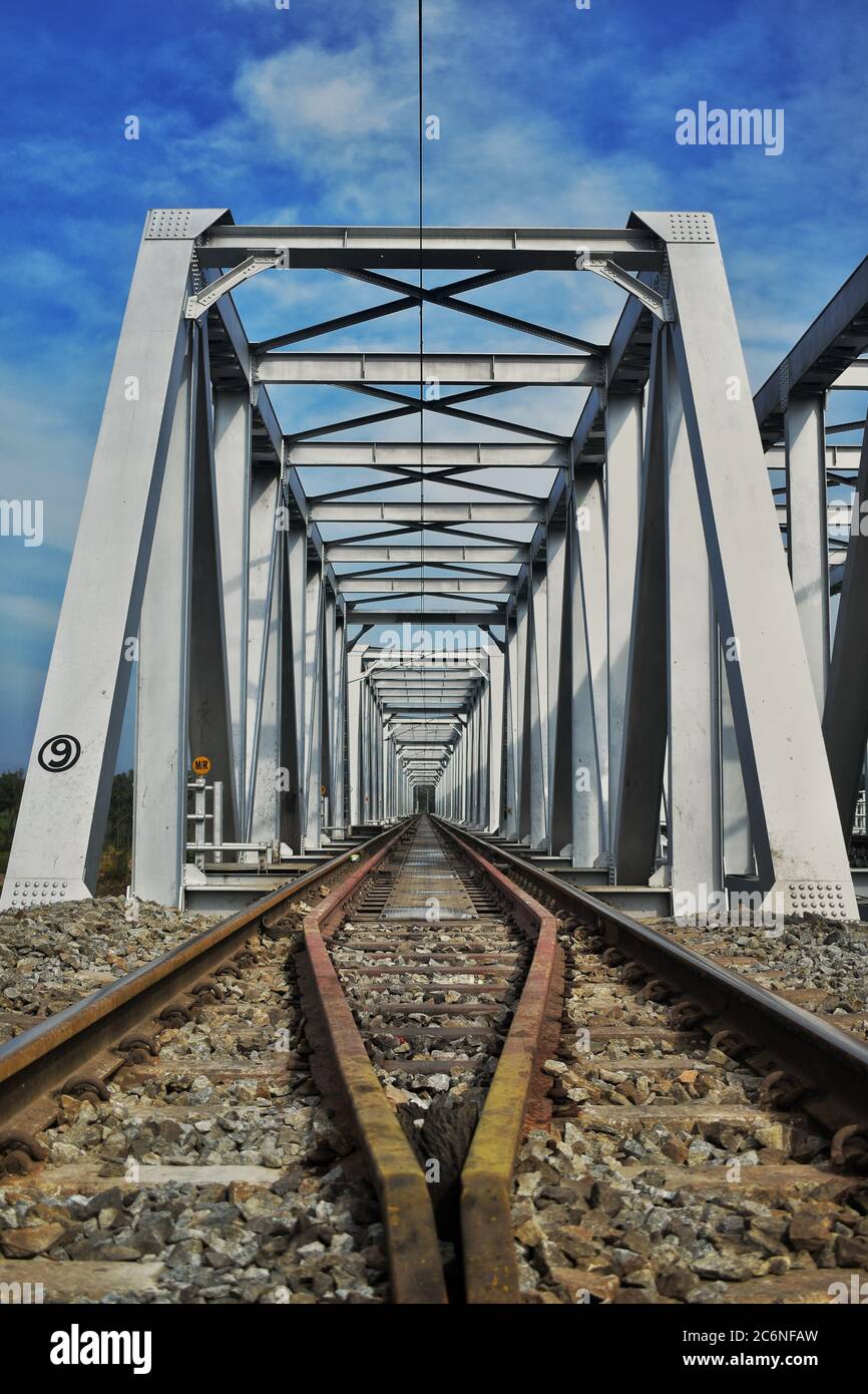 Eine Eisenbahnbrücke aus Stahl sieht schön aus, wo Züge sich bewegen können Stockfoto