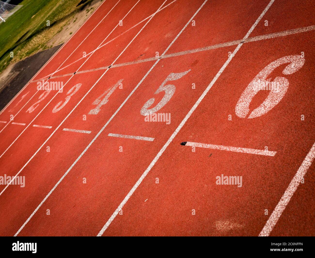 Nummerierte Bahnen auf einer Leichtathletik-Strecke Stockfoto