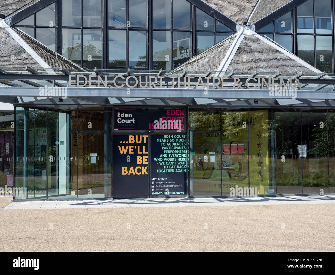 Eden Court Theatre ist während der Covid-19-Sperre in Inverness, Highland, Schottland, geschlossen. Gesehen mit "geschlossenen" Beschilderung und Aussage "...aber wir kommen wieder". Stockfoto